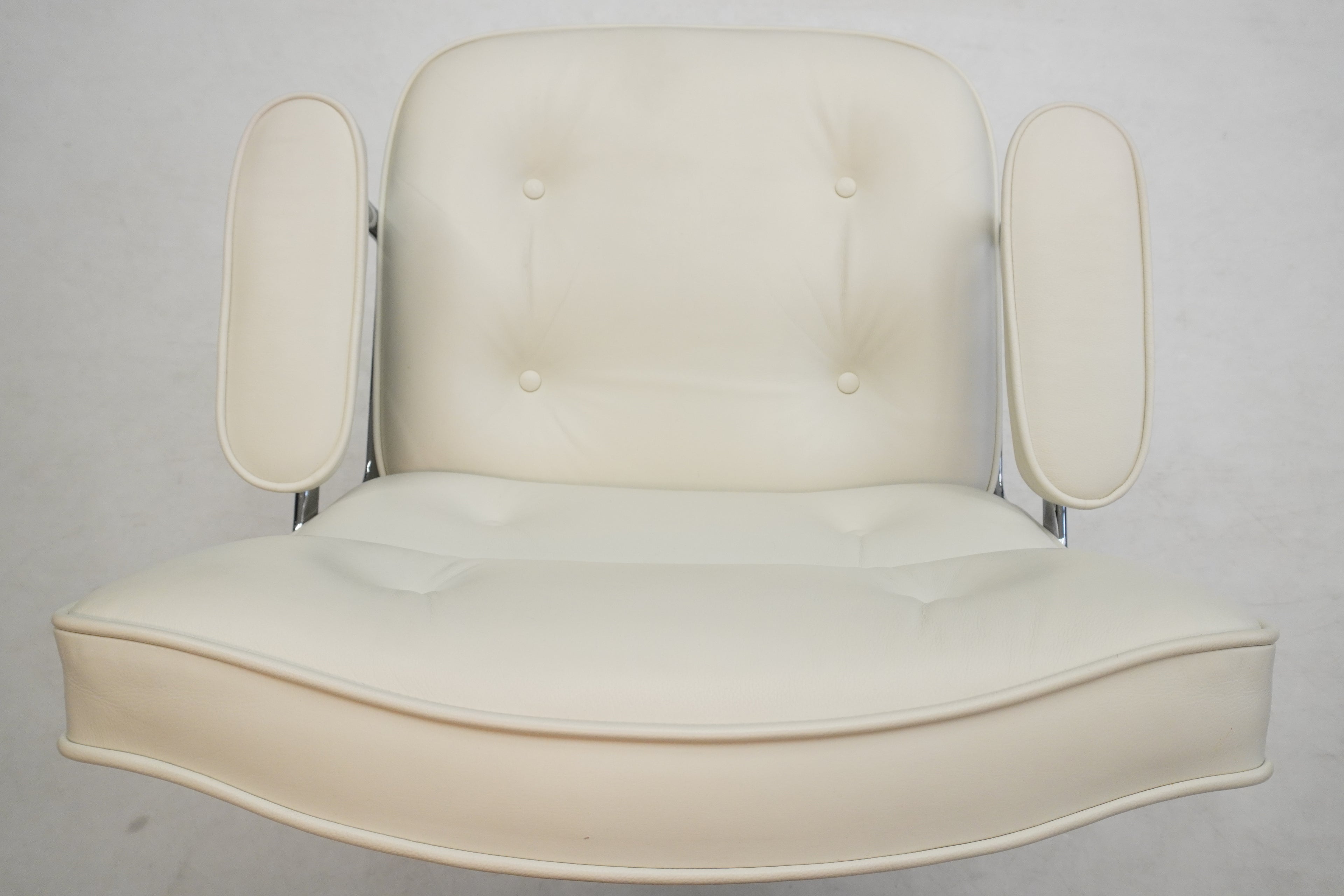 Vitra Eames Lobby Chair ES104 snow