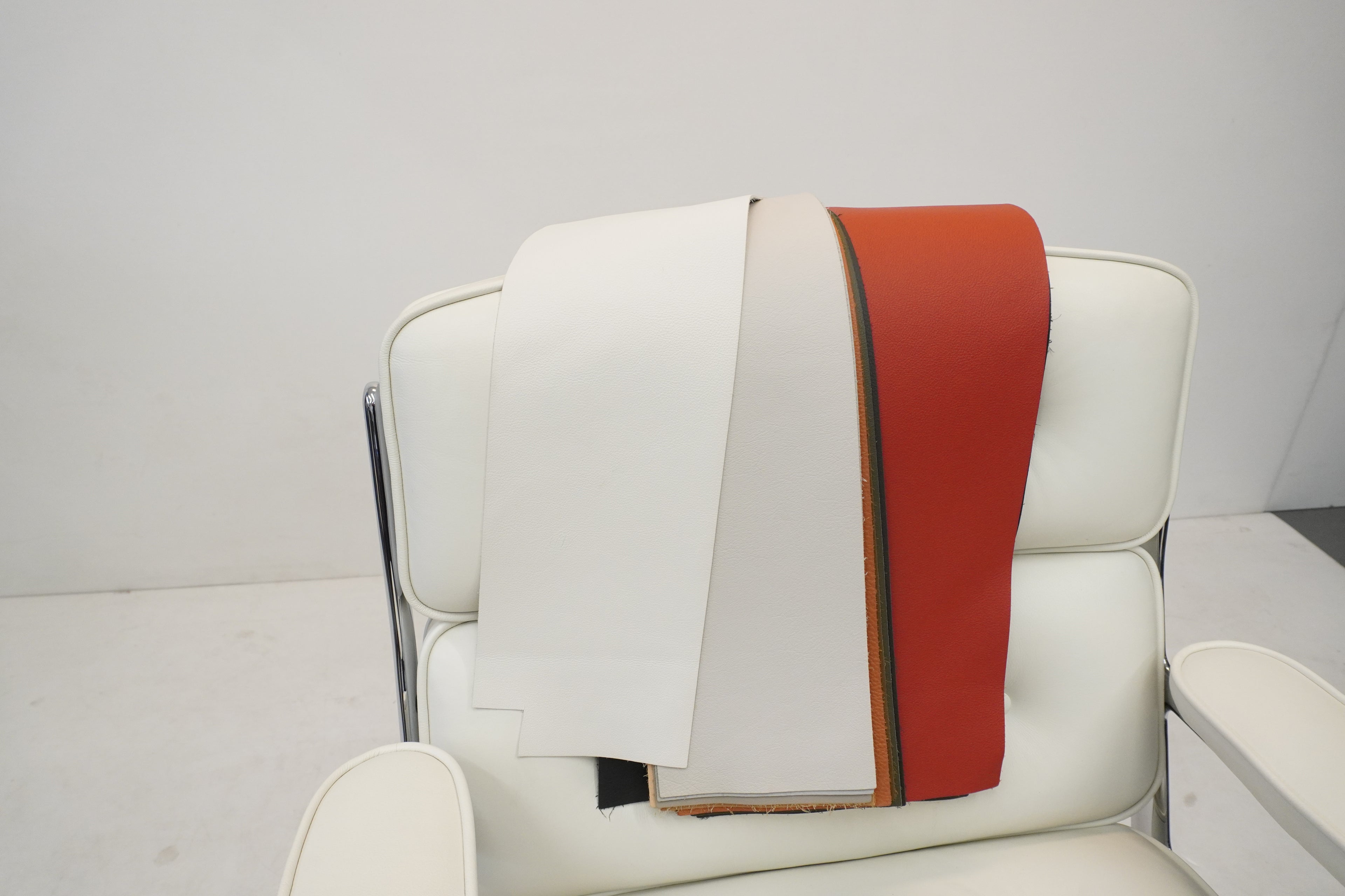 Vitra Eames Lobby Chair ES104 snow