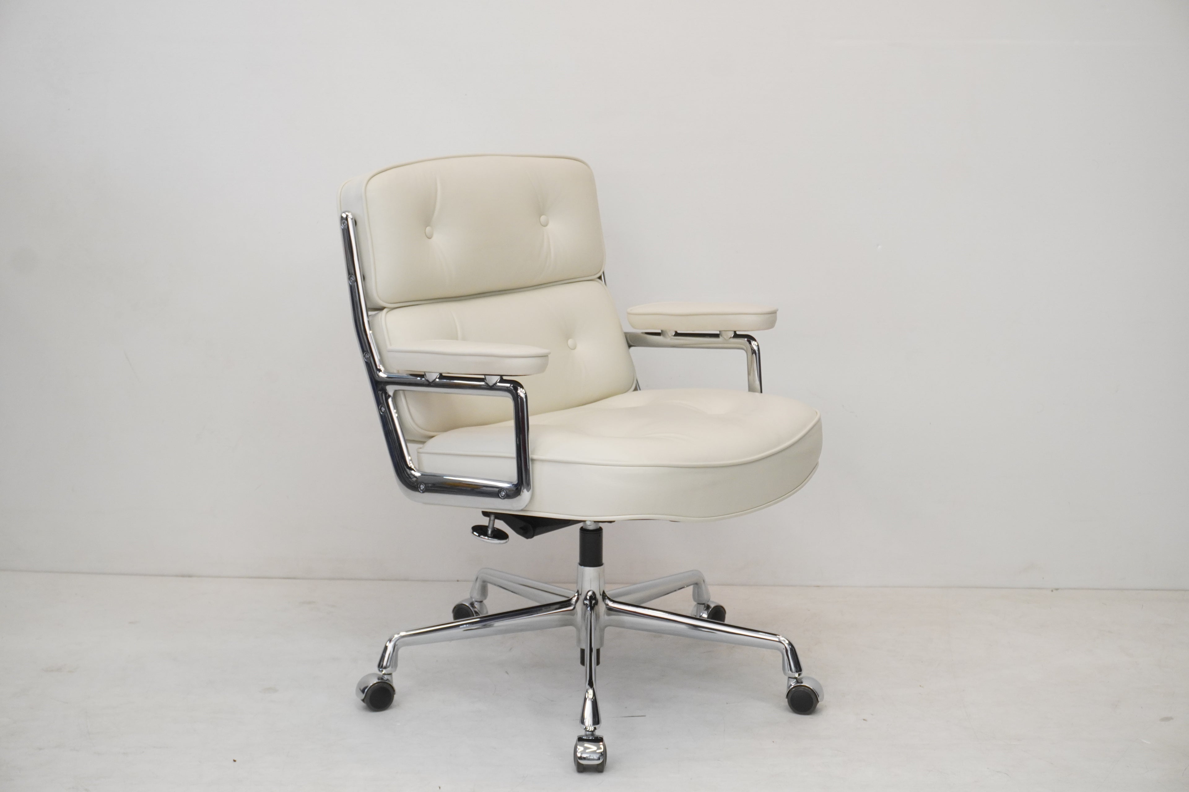 Vitra Eames Lobby Chair ES104 snow