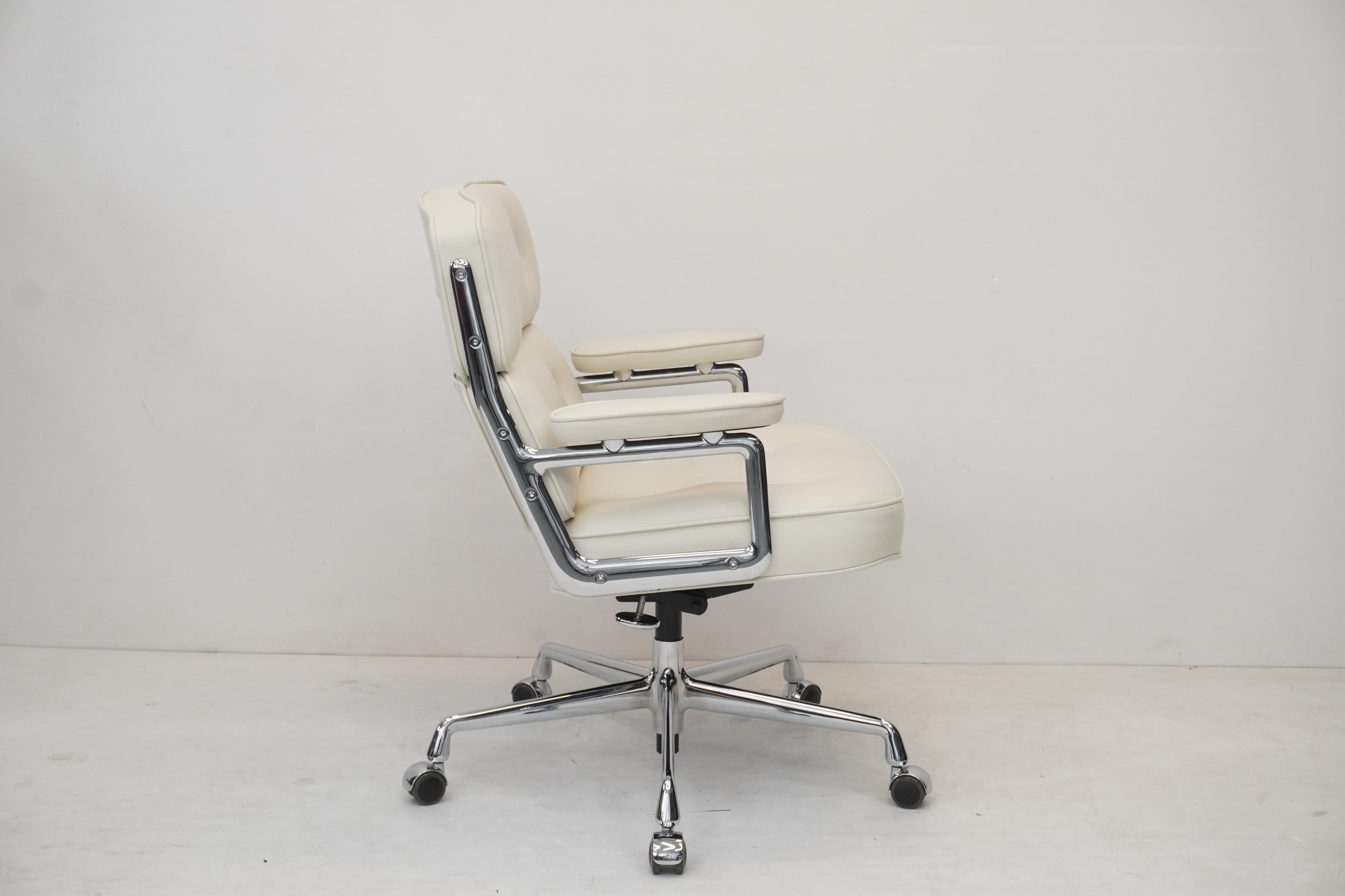 Vitra Eames Lobby Chair ES104 snow