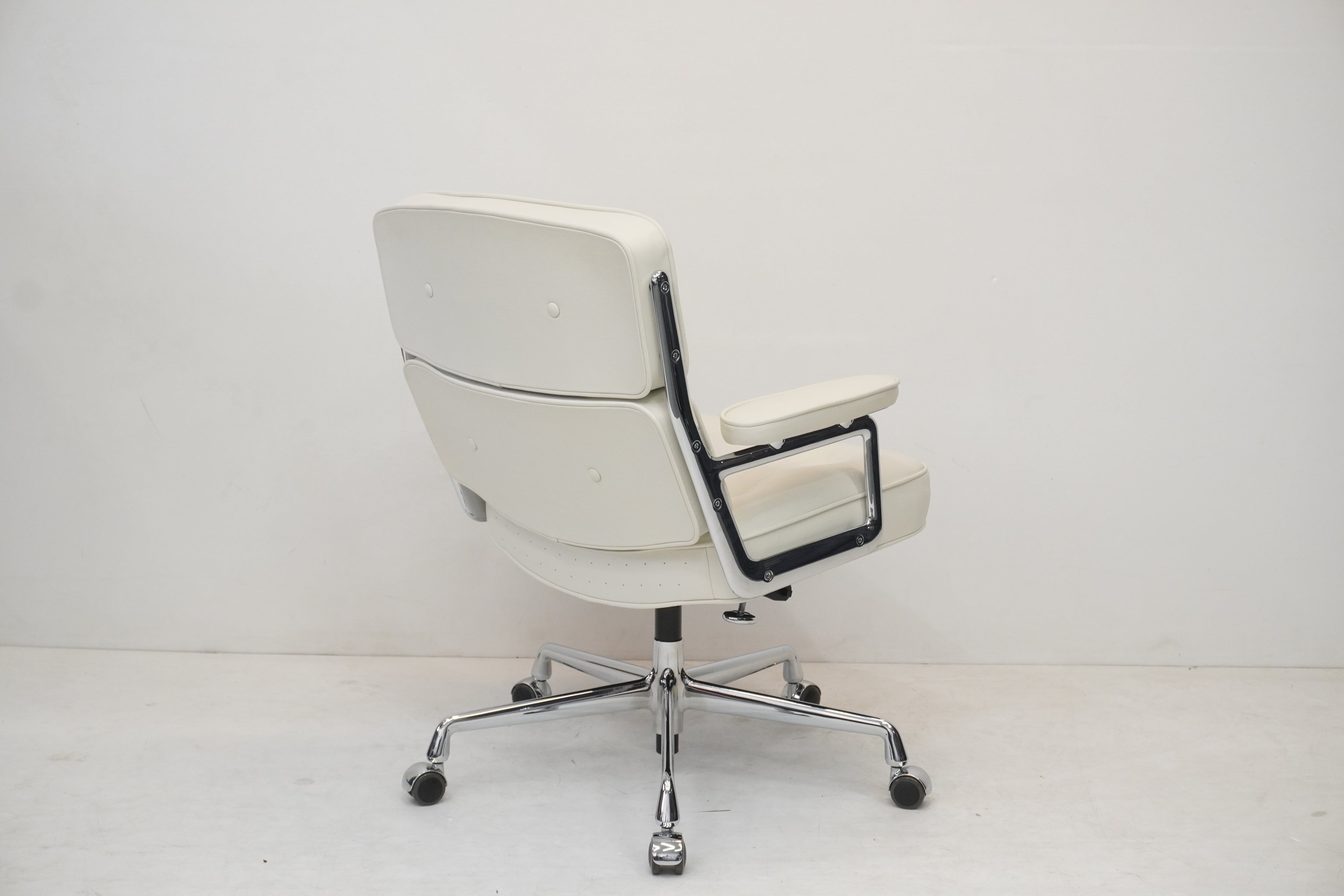 Vitra Eames Lobby Chair ES104 snow