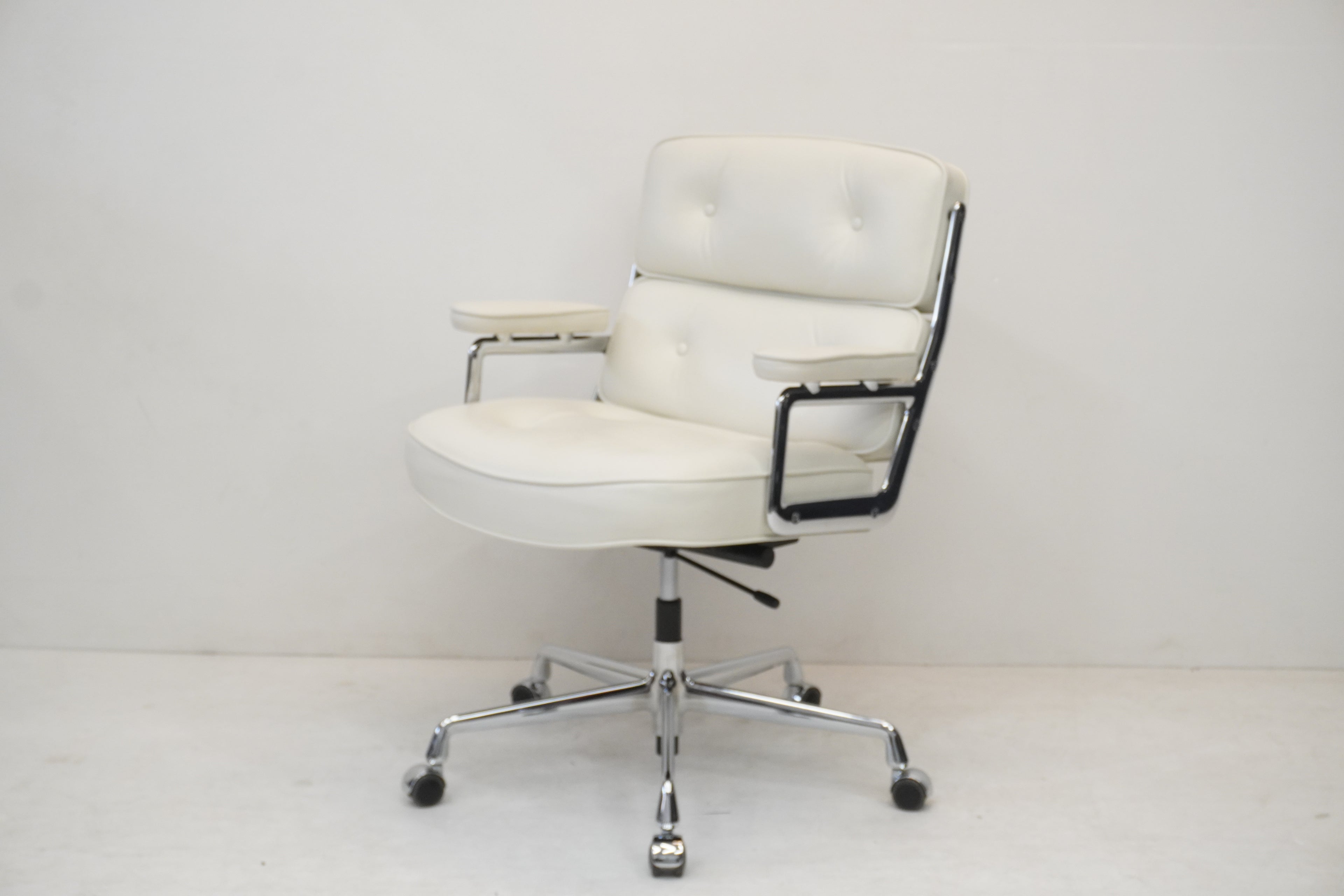 Vitra Eames Lobby Chair ES104 snow