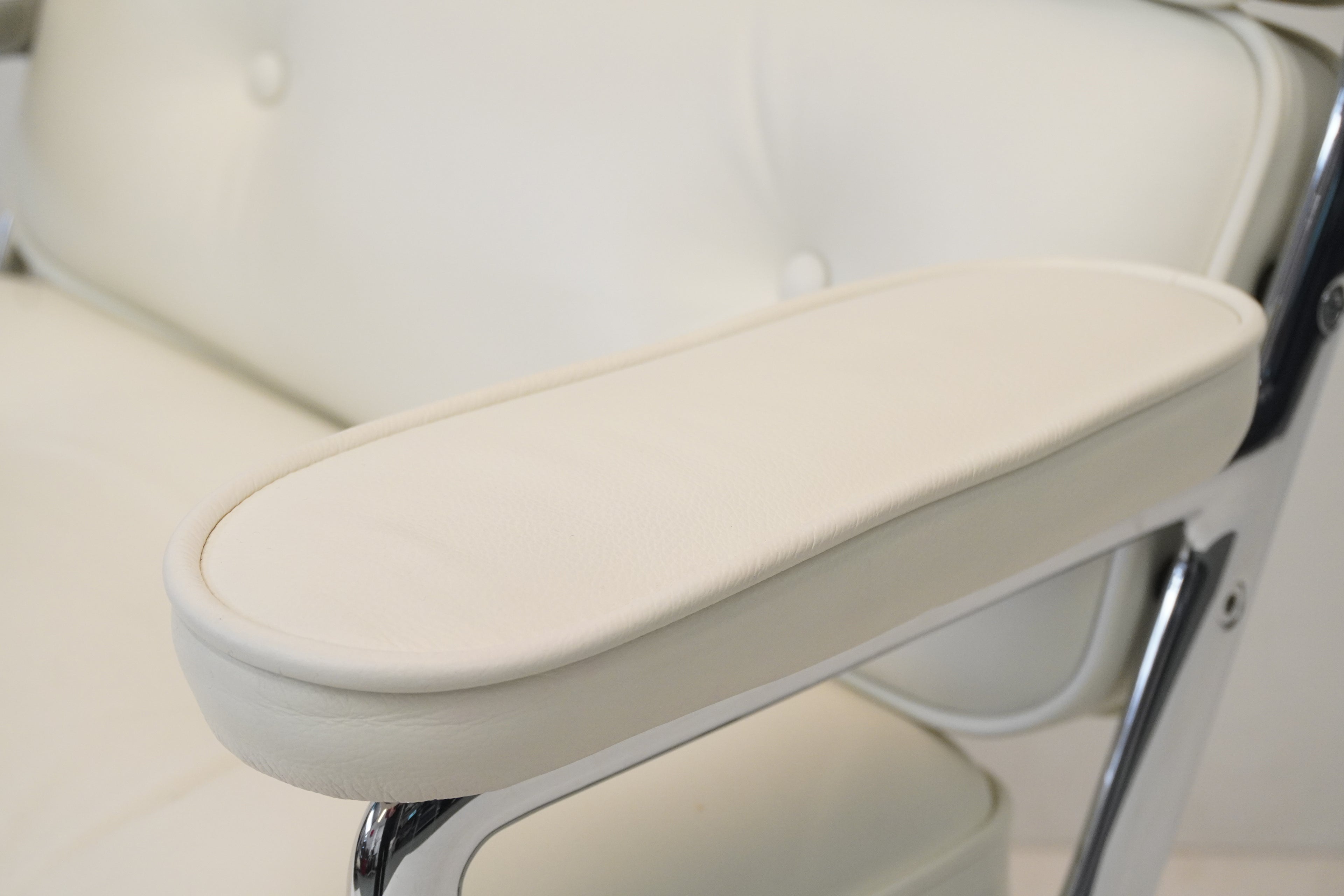 Vitra Eames Lobby Chair ES104 snow