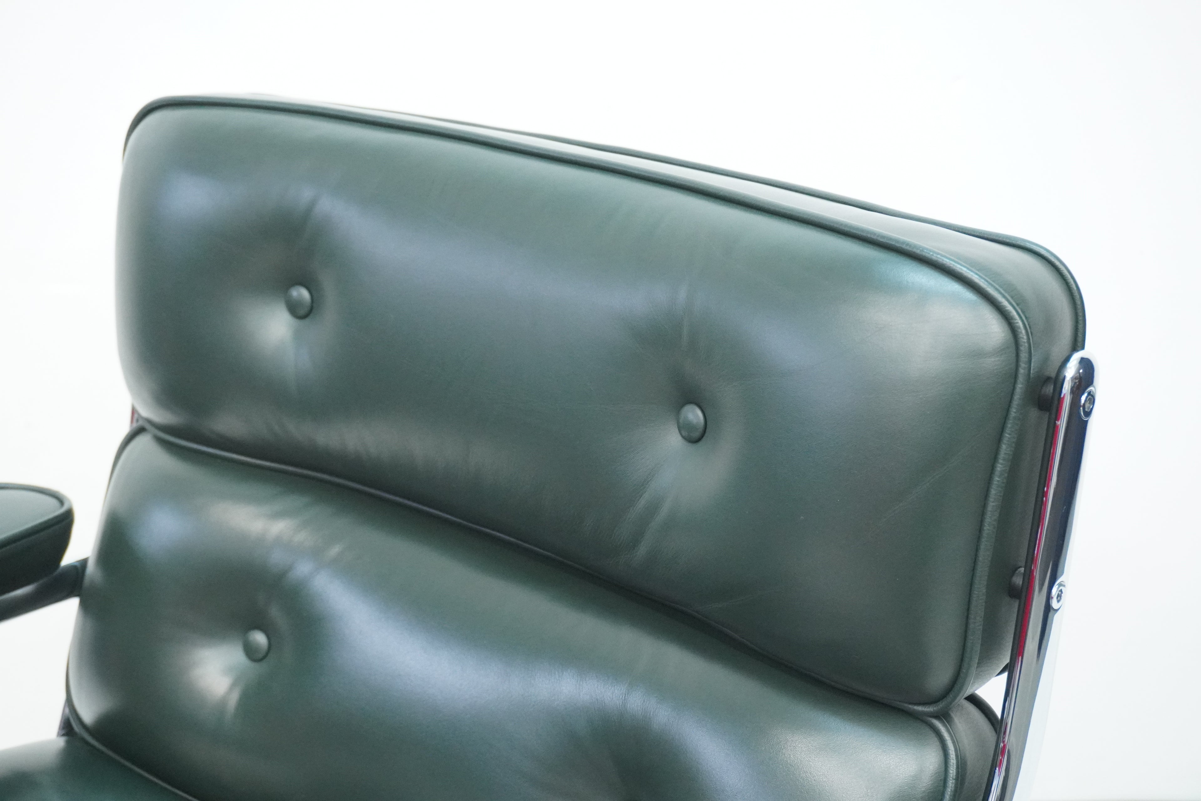 Vitra Eames Lobby Chair ES105 Time Life Chair Leder jade