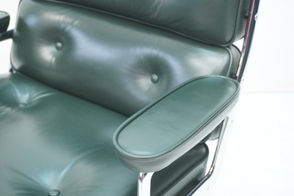 Vitra Eames Lobby Chair ES105 Time Life Chair Leder jade