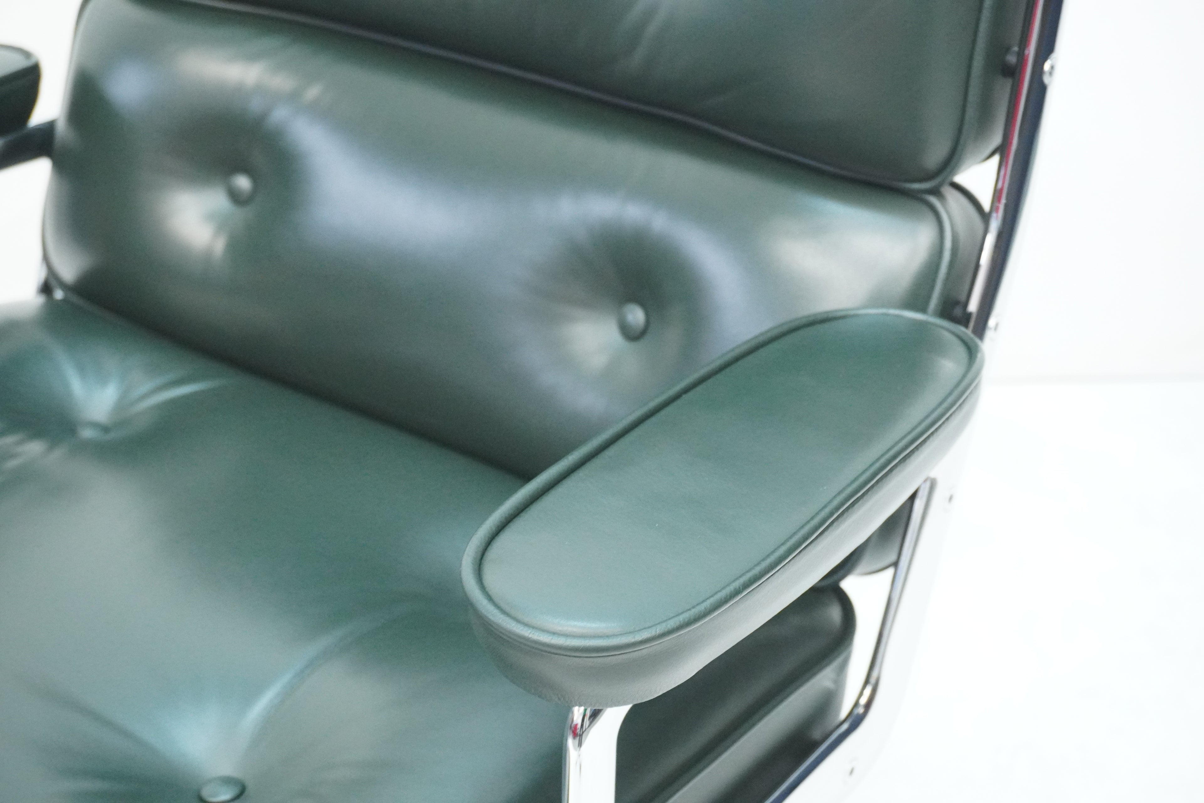 Vitra Eames Lobby Chair ES105 Time Life Chair Leder jade
