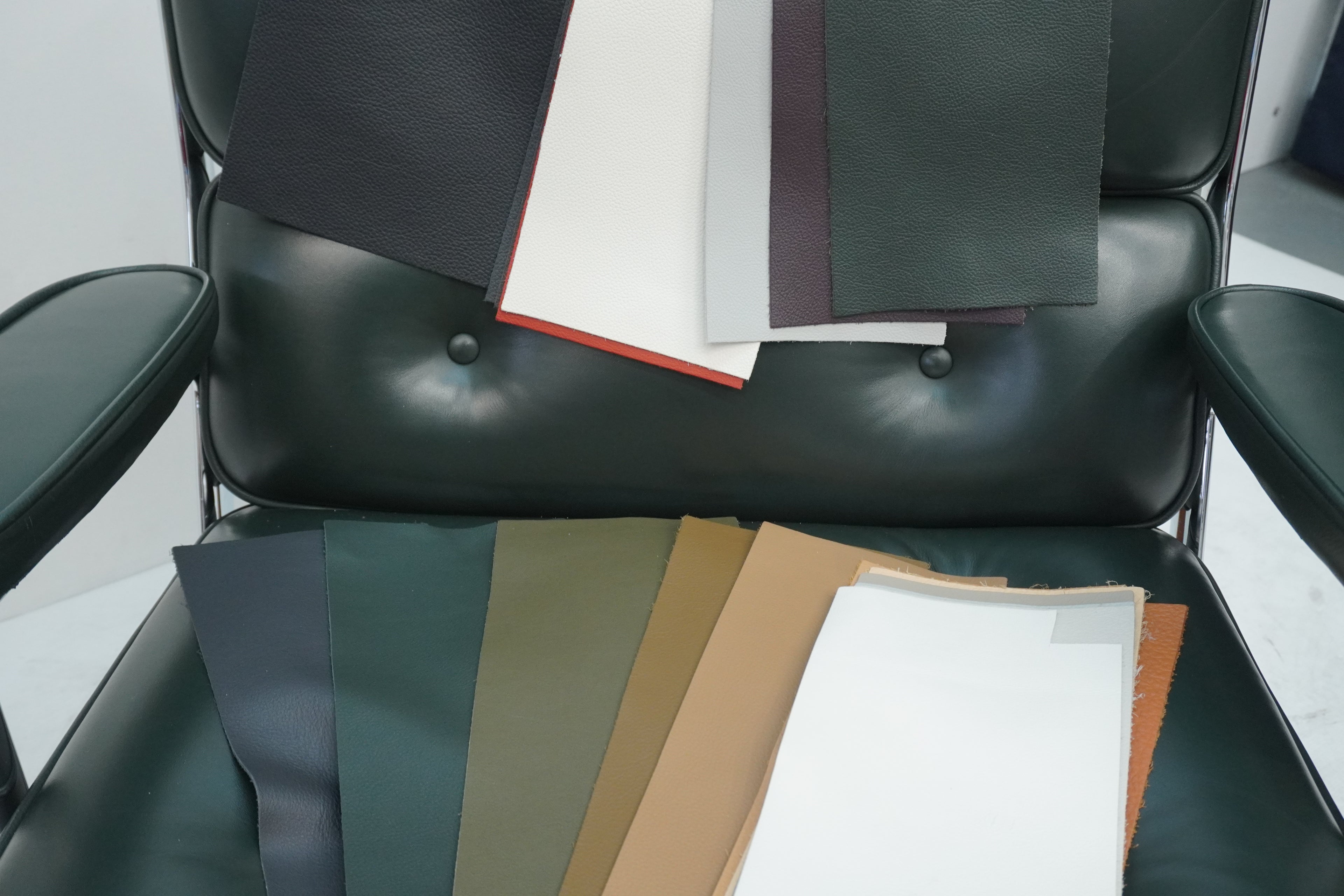 Vitra Eames Lobby Chair ES105 Time Life Chair Leder jade