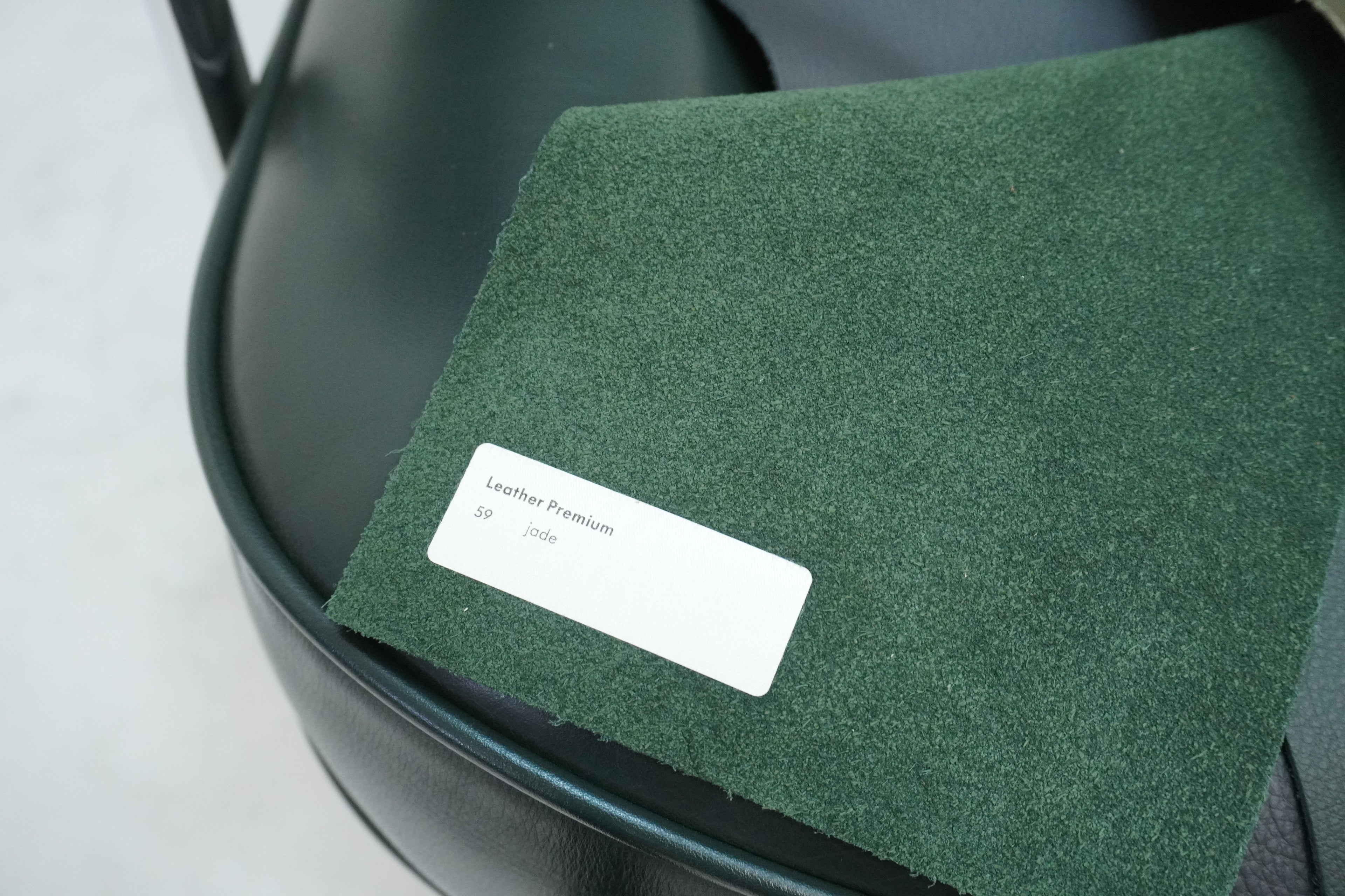 Vitra Eames Lobby Chair ES105 Time Life Chair Leder jade