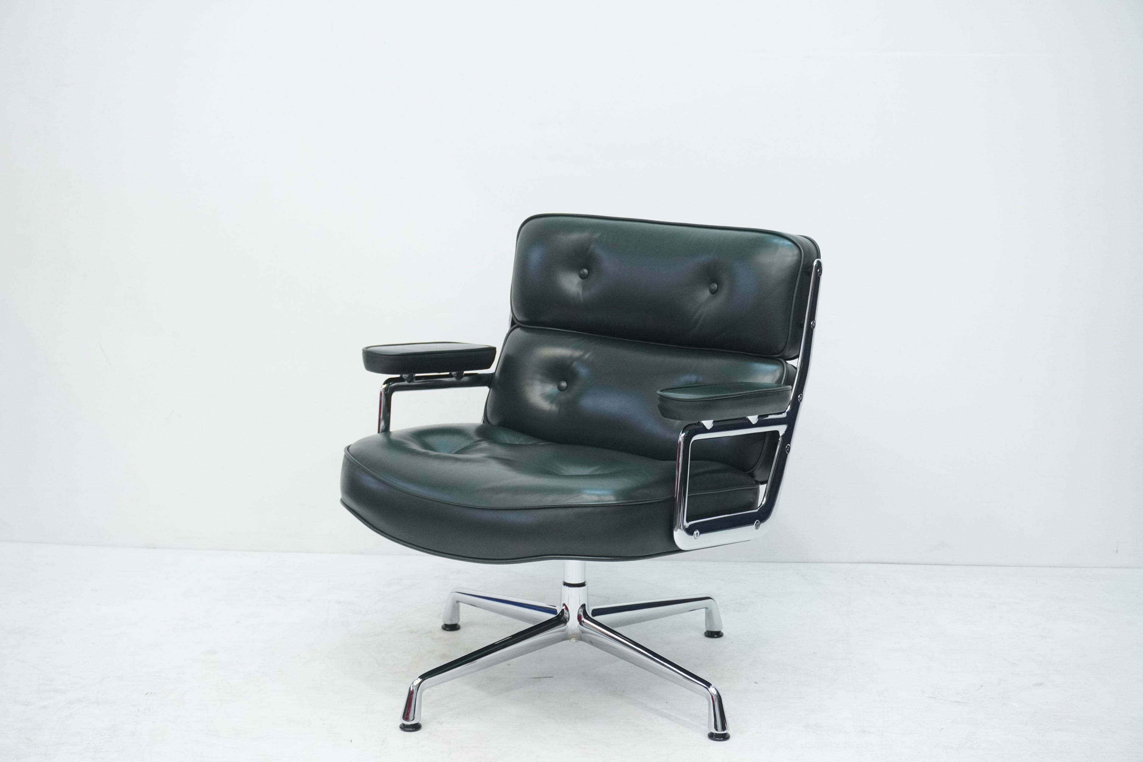 Vitra Eames Lobby Chair ES105 Time Life Chair Leder jade