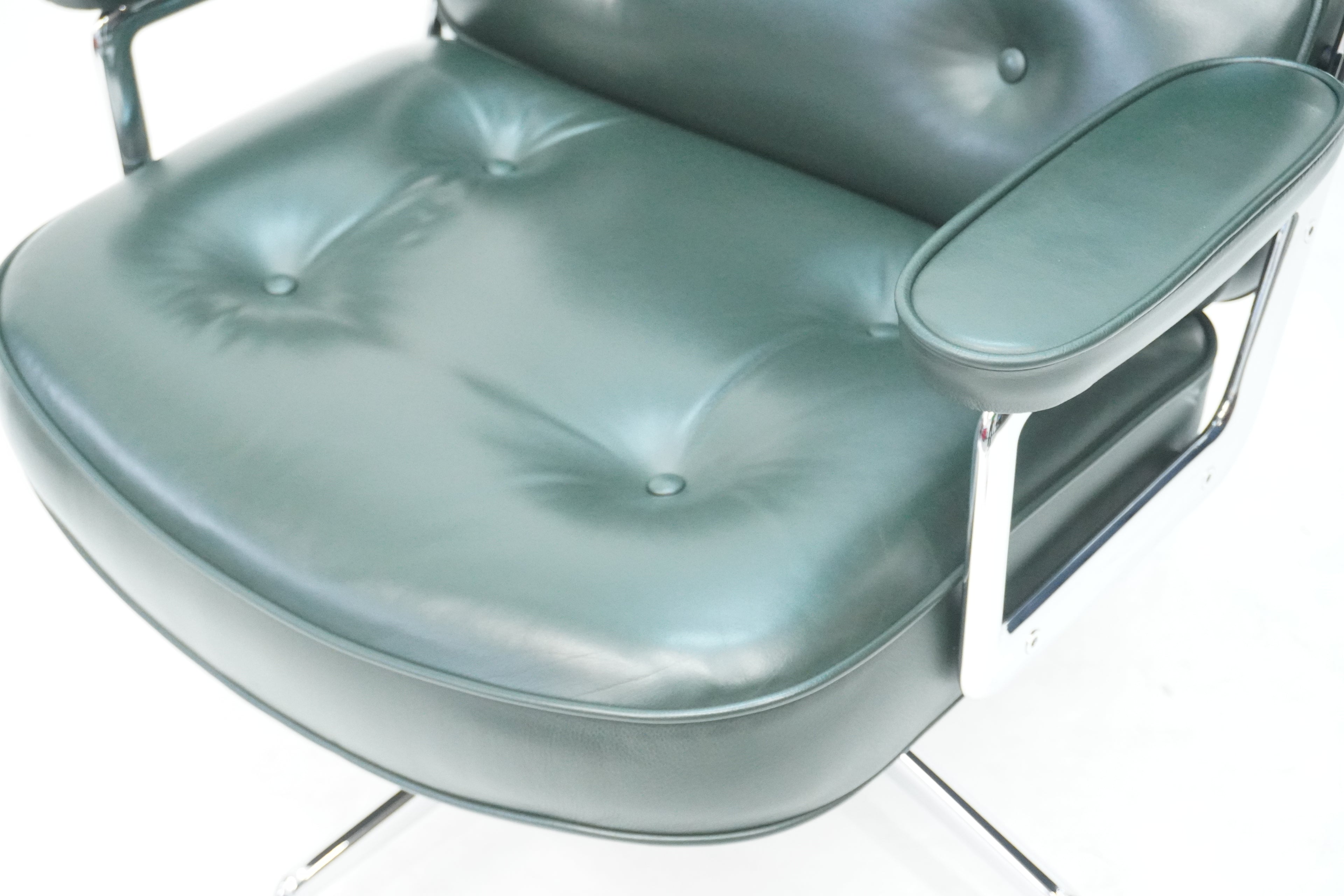 Vitra Eames Lobby Chair ES105 Time Life Chair Leder jade