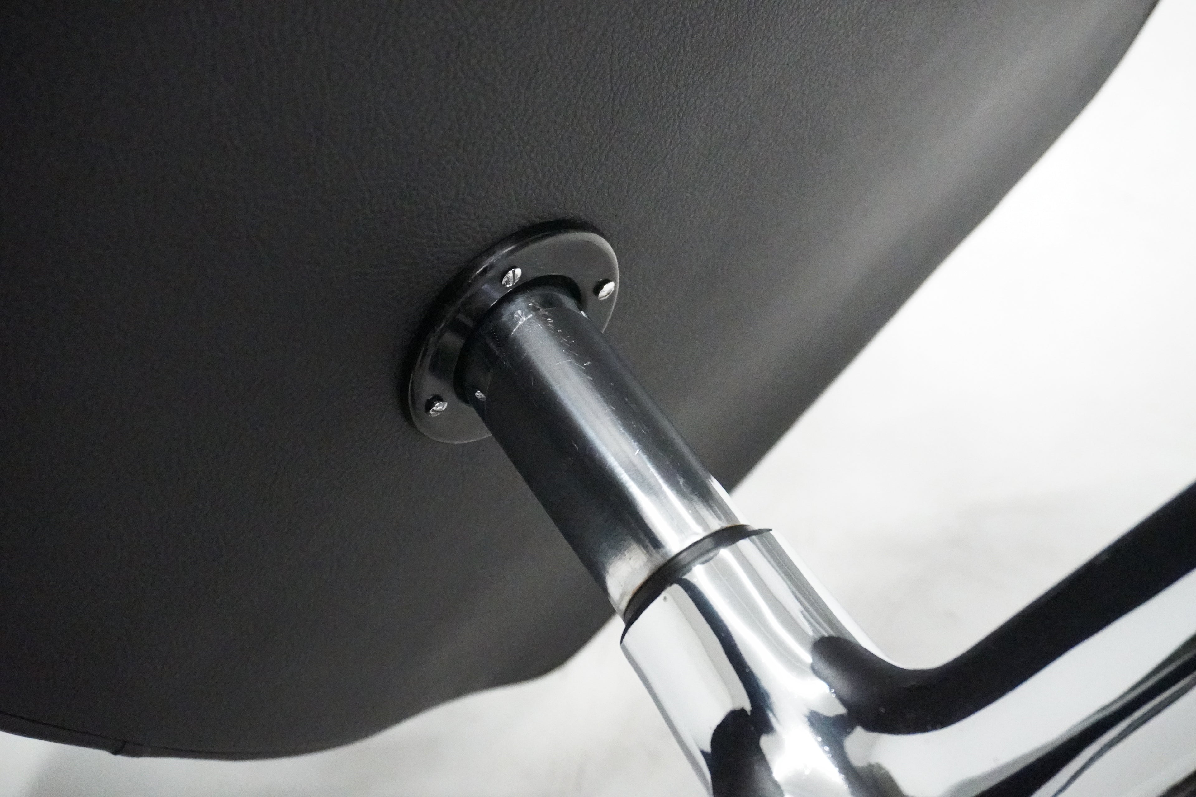 Vitra Eames Lobby Chair ES105 Time Life Chair Leder nero