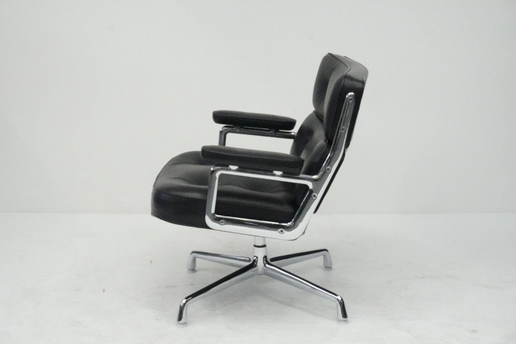 Vitra Eames Lobby Chair ES105 Time Life Chair Leder nero