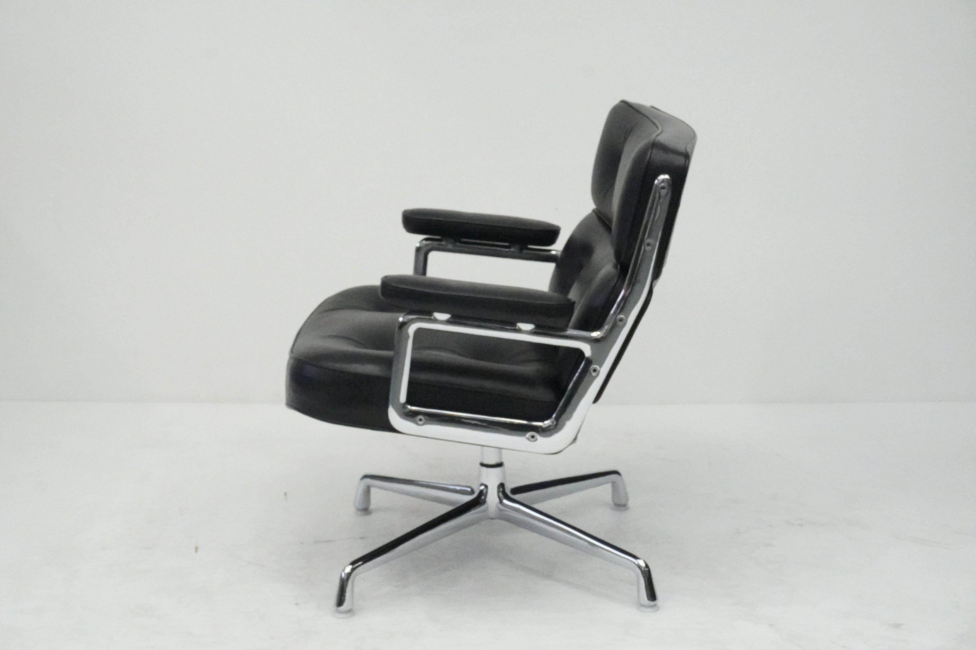 Vitra Eames Lobby Chair ES105 Time Life Chair Leder nero
