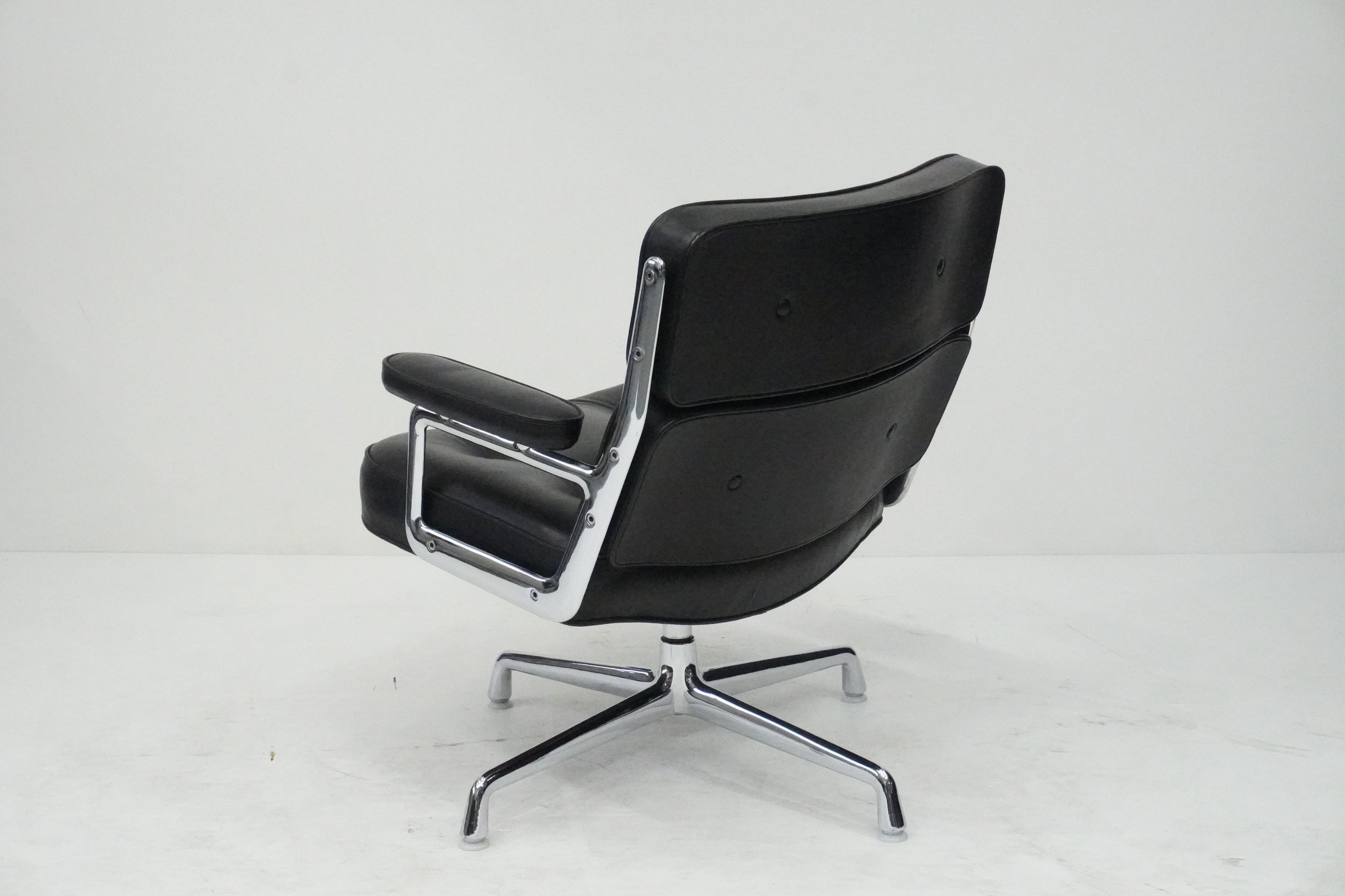 Vitra Eames Lobby Chair ES105 Time Life Chair Leder nero