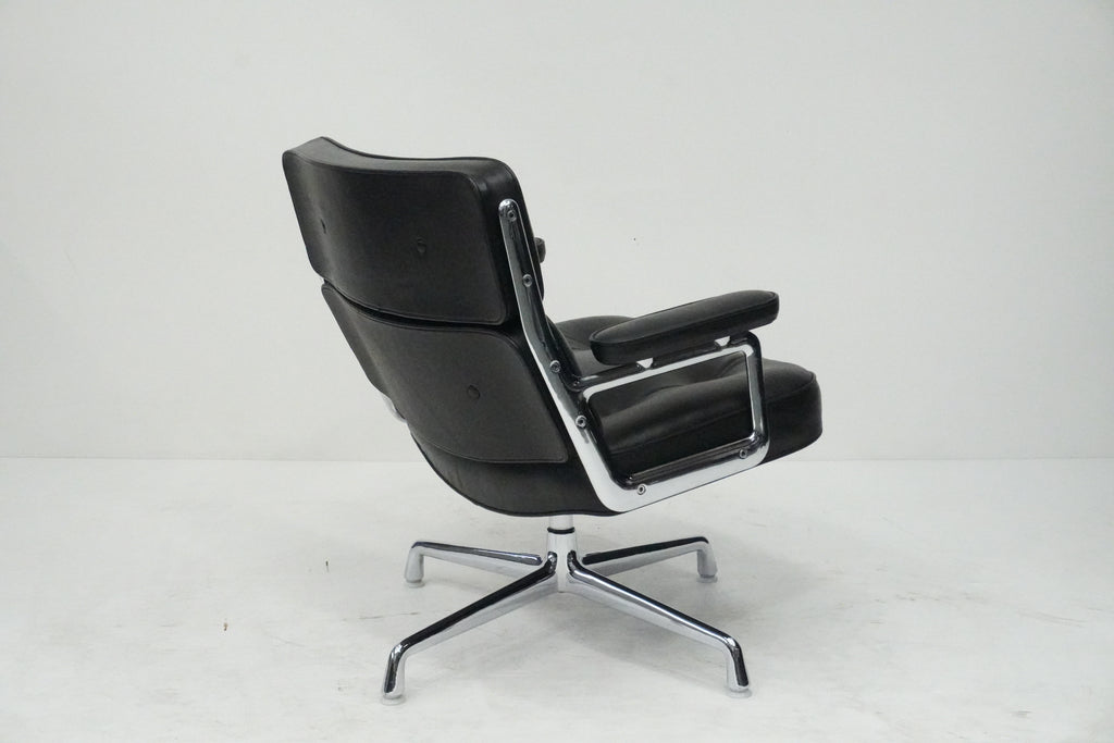 Vitra Eames Lobby Chair ES105 Time Life Chair Leder nero