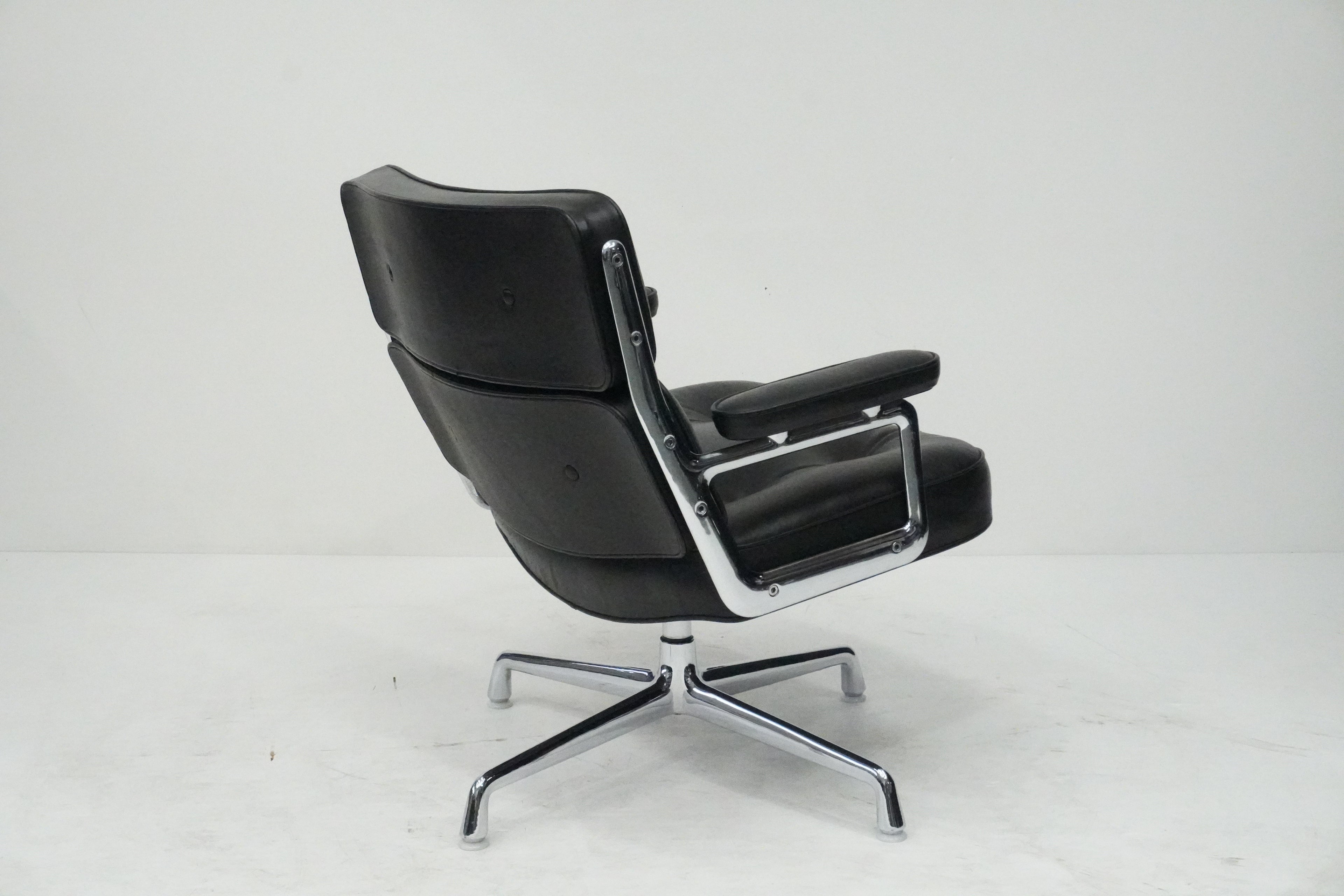 Vitra Eames Lobby Chair ES105 Time Life Chair Leder nero