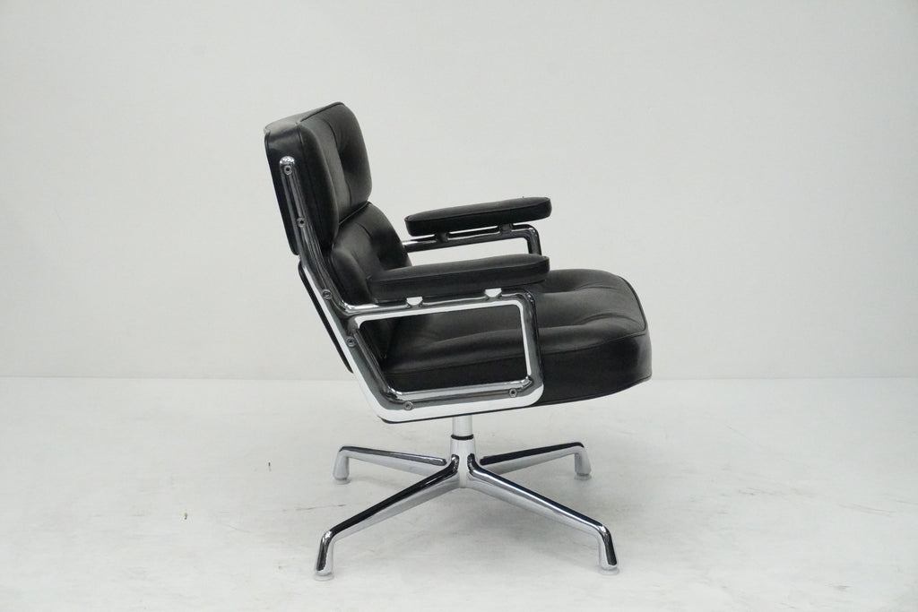 Vitra Eames Lobby Chair ES105 Time Life Chair Leder nero