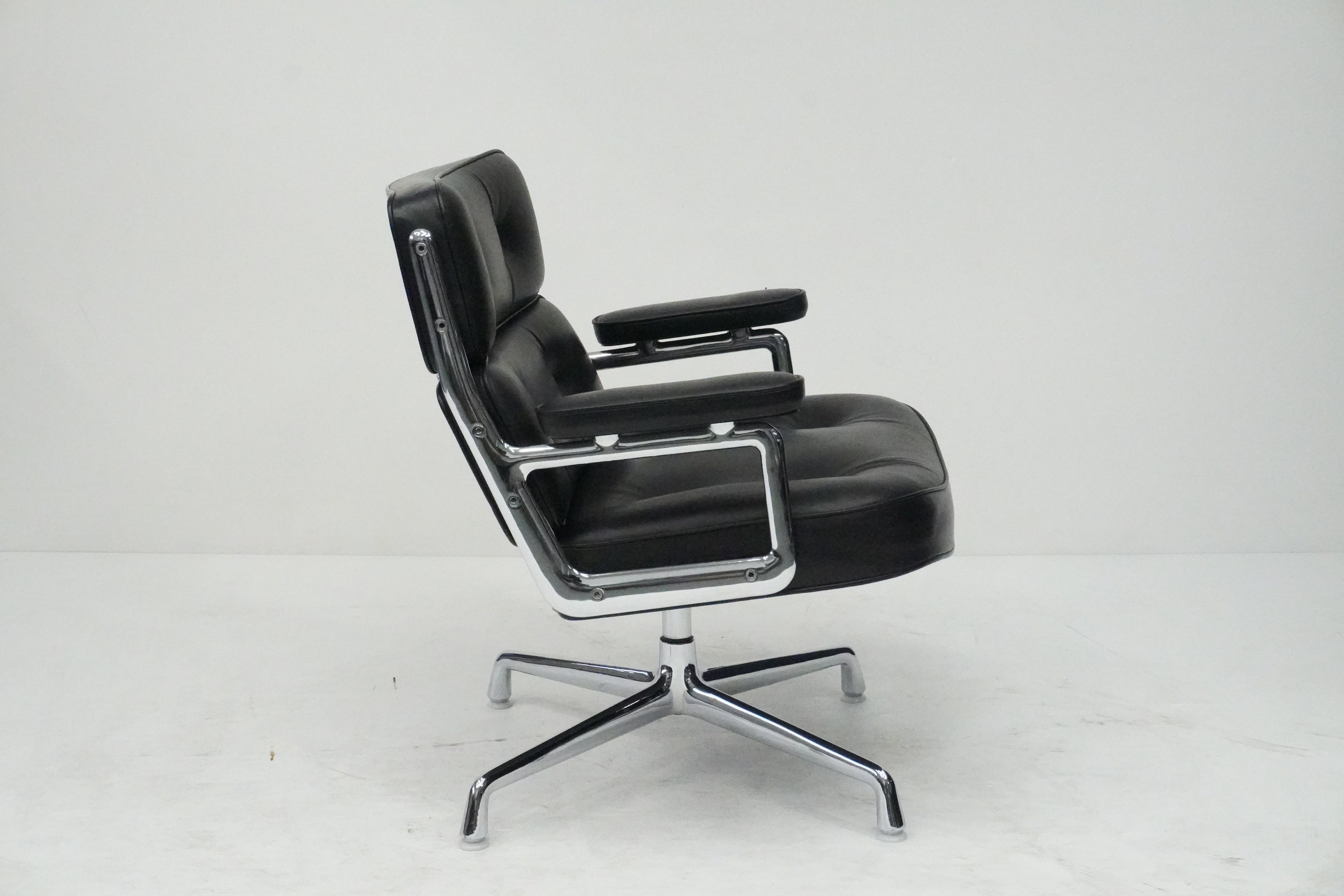 Vitra Eames Lobby Chair ES105 Time Life Chair Leder nero