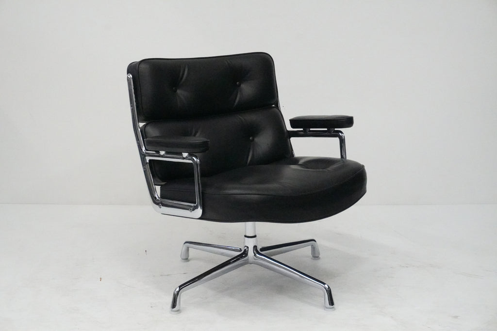 Vitra Eames Lobby Chair ES105 Time Life Chair Leder nero