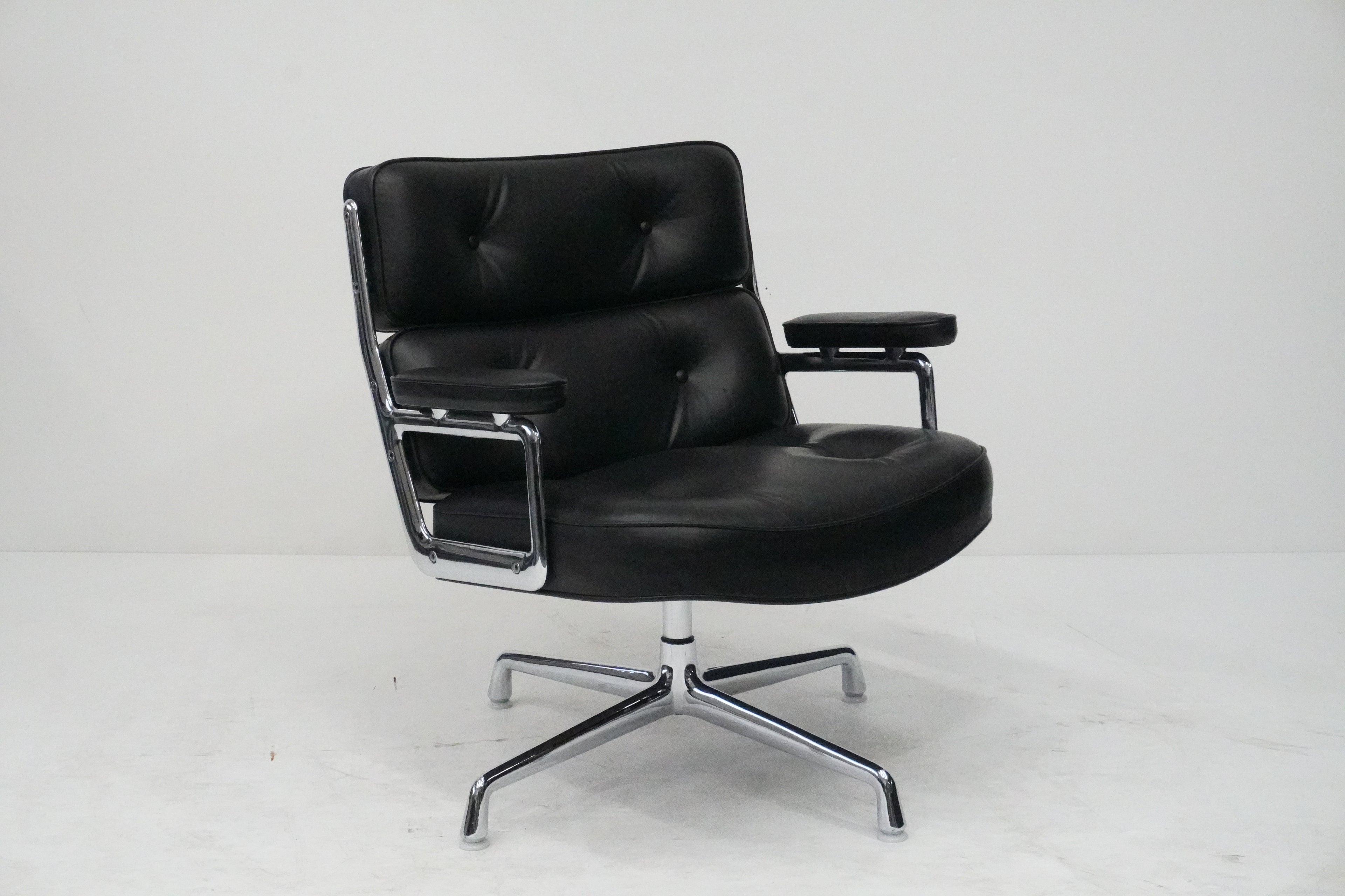 Vitra Eames Lobby Chair ES105 Time Life Chair Leder nero
