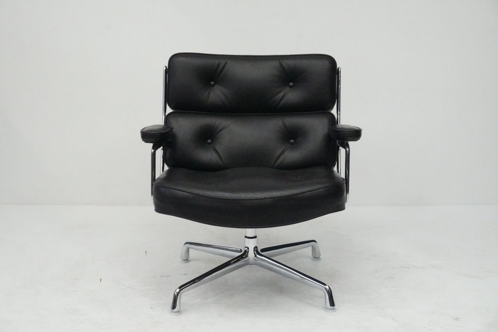 Vitra Eames Lobby Chair ES105 Time Life Chair Leder nero