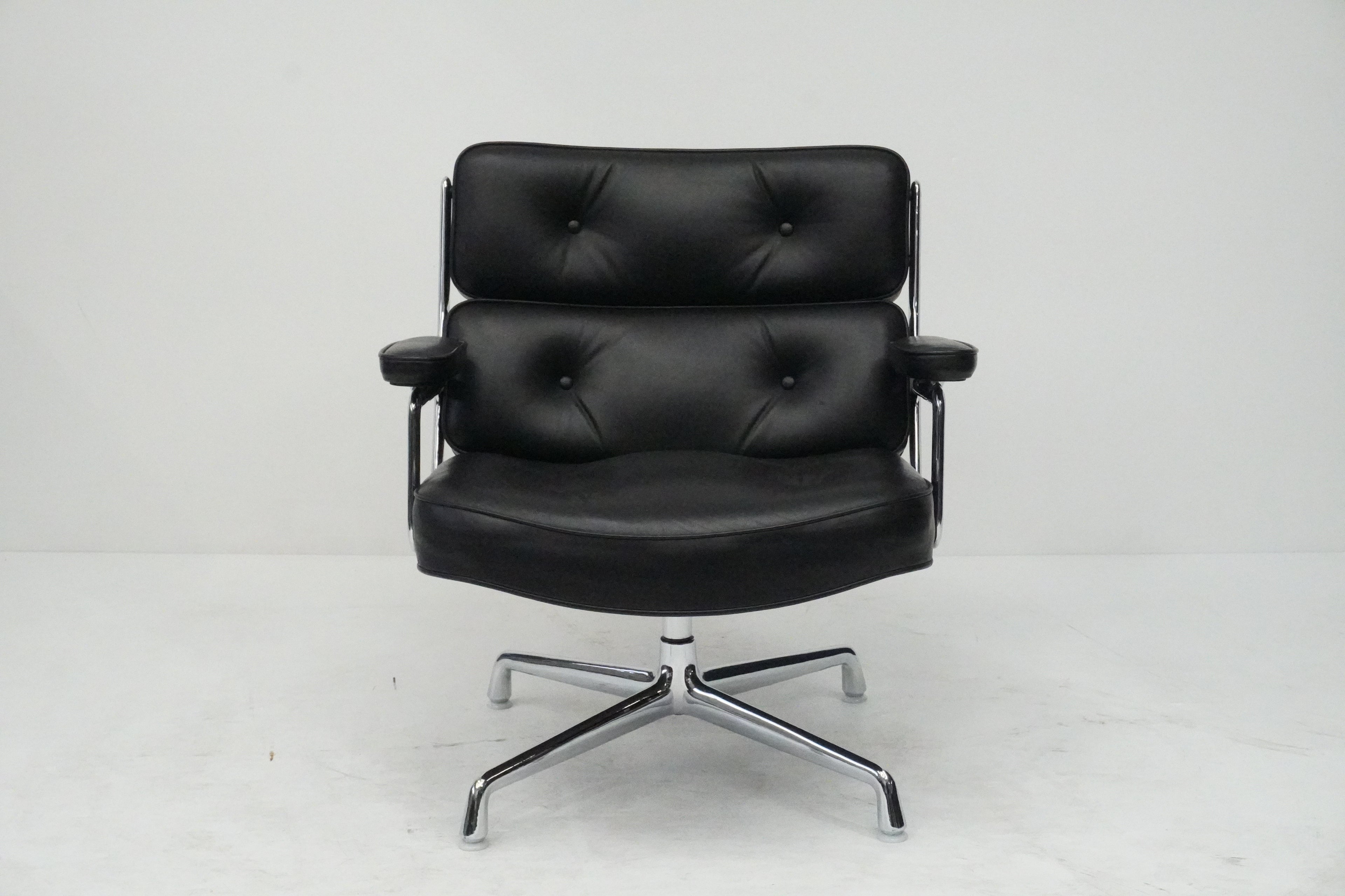 Vitra Eames Lobby Chair ES105 Time Life Chair Leder nero