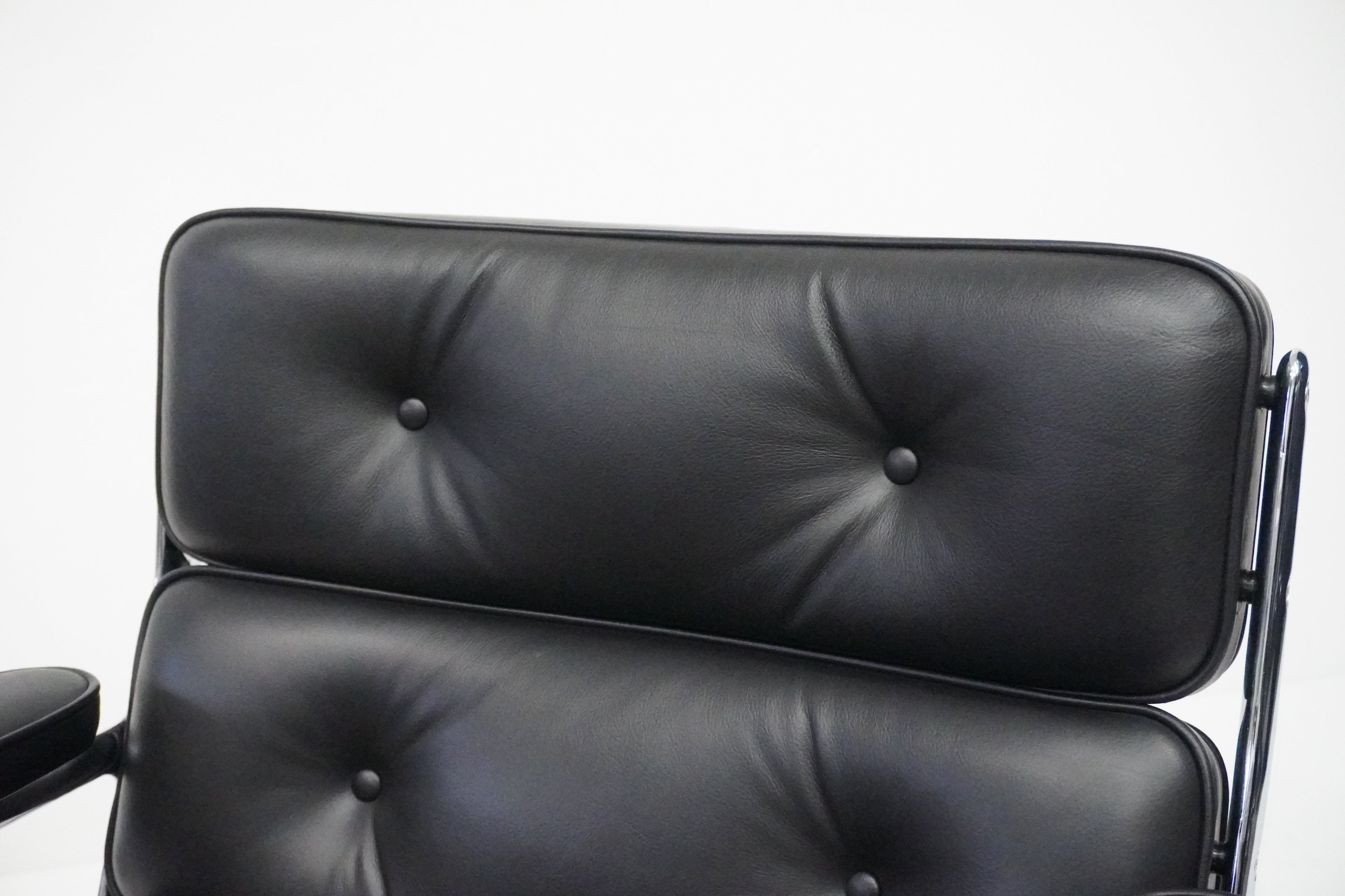 Vitra Eames Lobby Chair ES105 Time Life Chair Leder nero