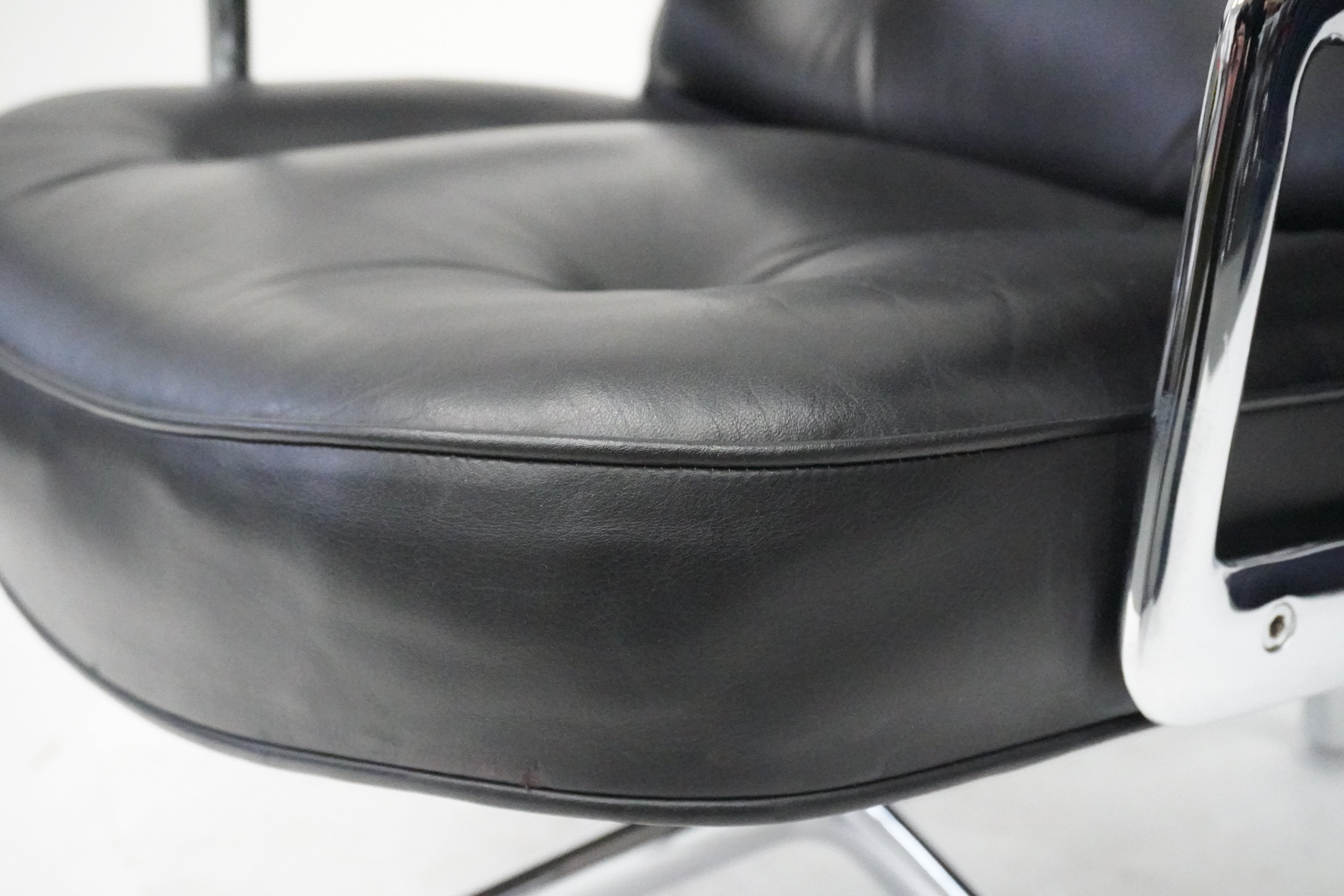 Vitra Eames Lobby Chair ES105 Time Life Chair Leder nero