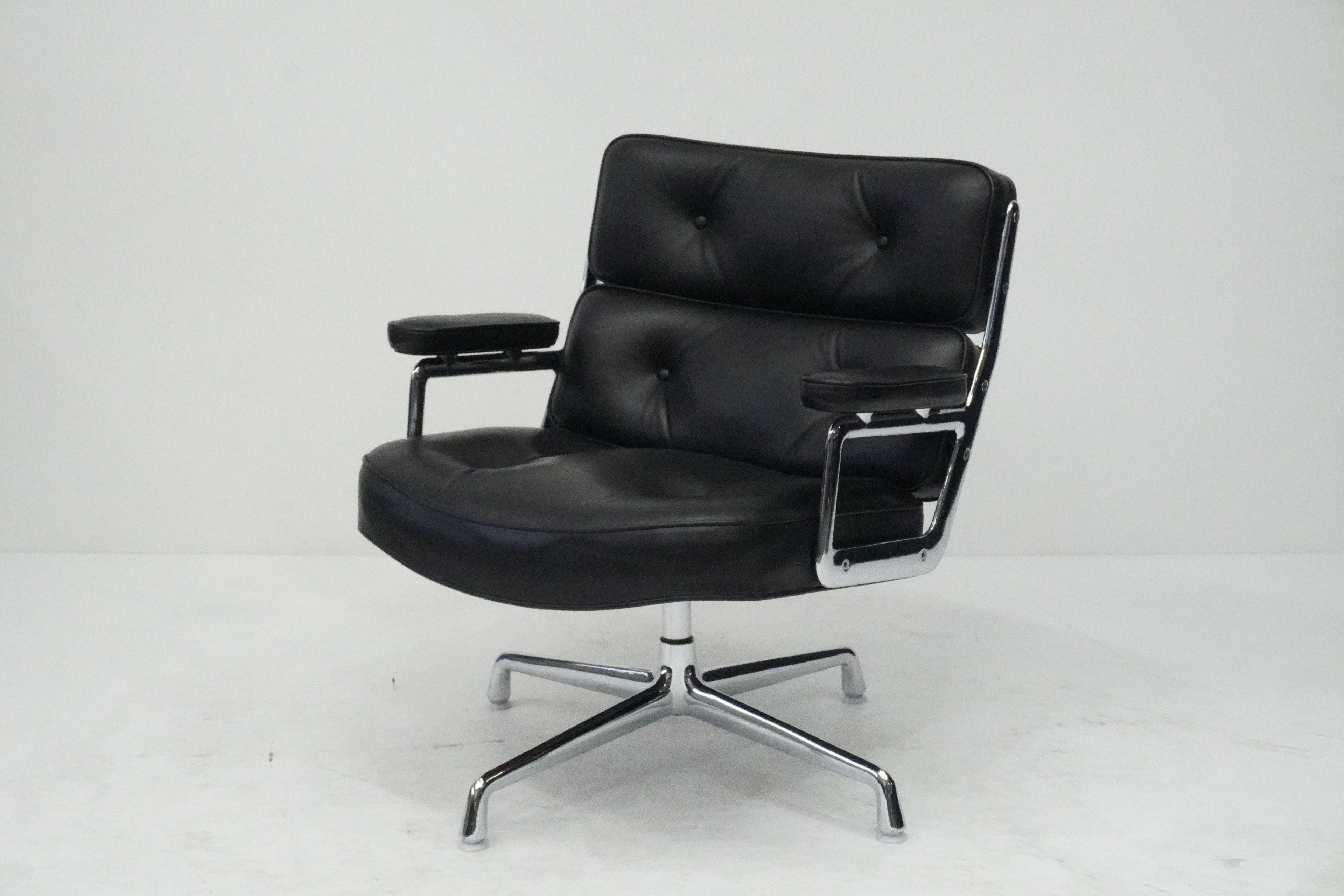 Vitra Eames Lobby Chair ES105 Time Life Chair Leder nero