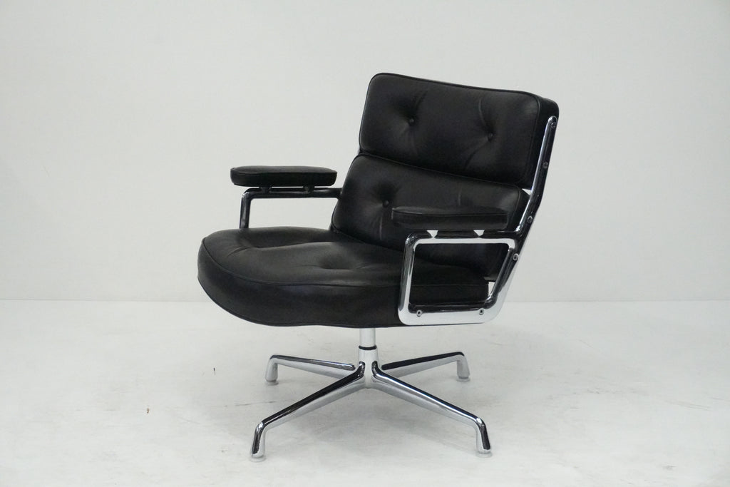 Vitra Eames Lobby Chair ES105 Time Life Chair Leder nero