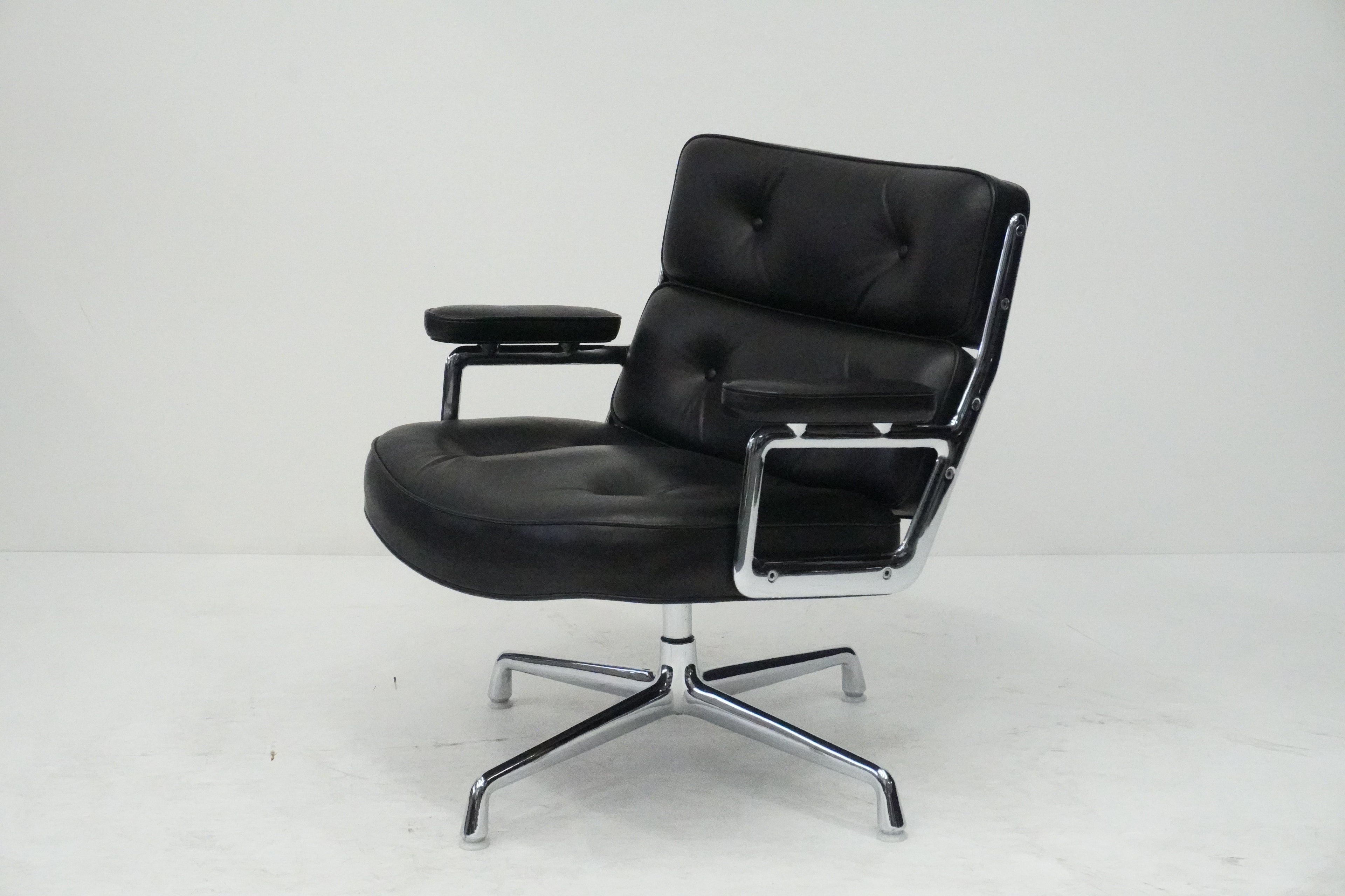 Vitra Eames Lobby Chair ES105 Time Life Chair Leder nero