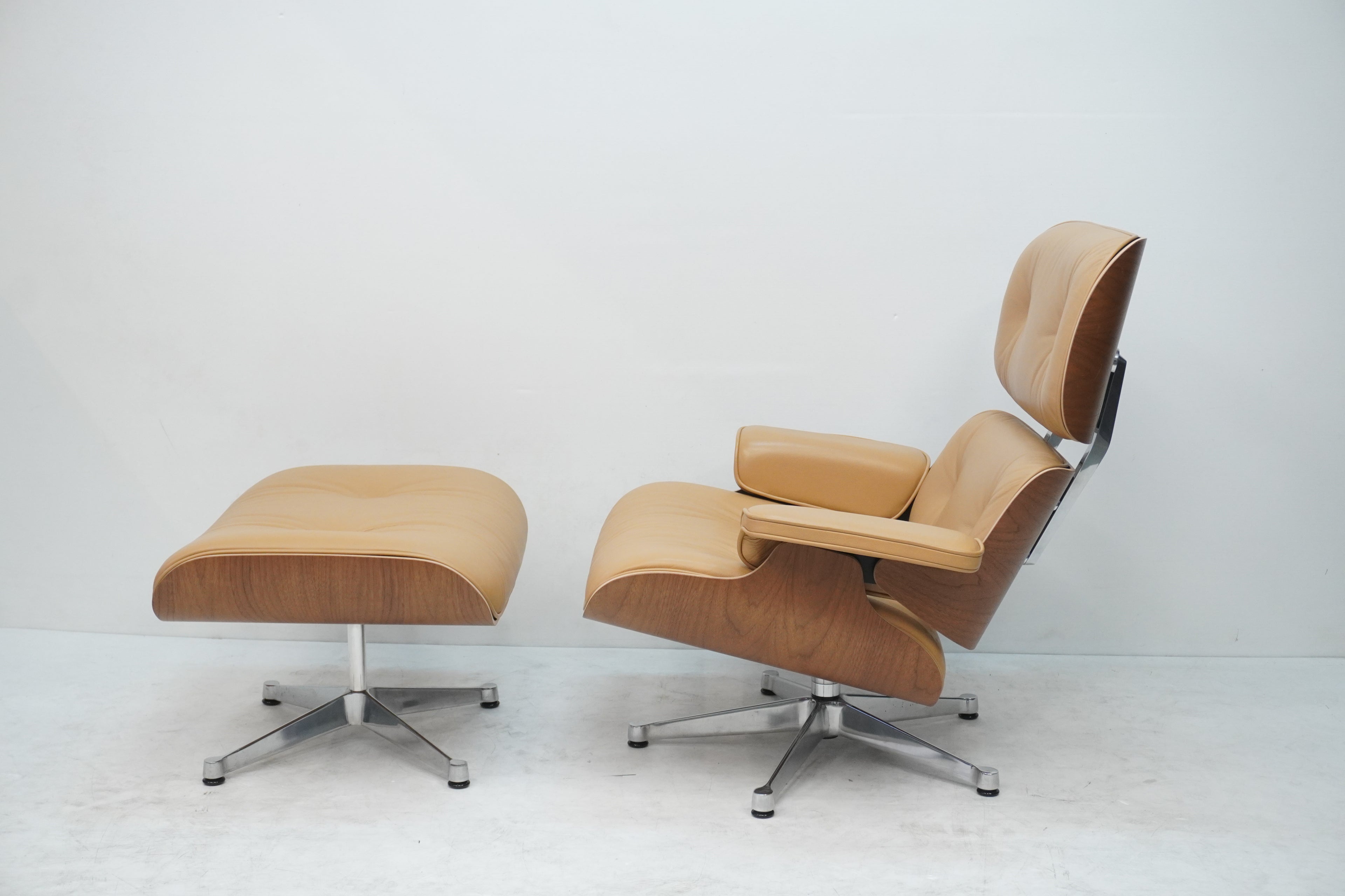 Vitra Eames Lounge Chair neue Masse Leder Cognac Nussbaum