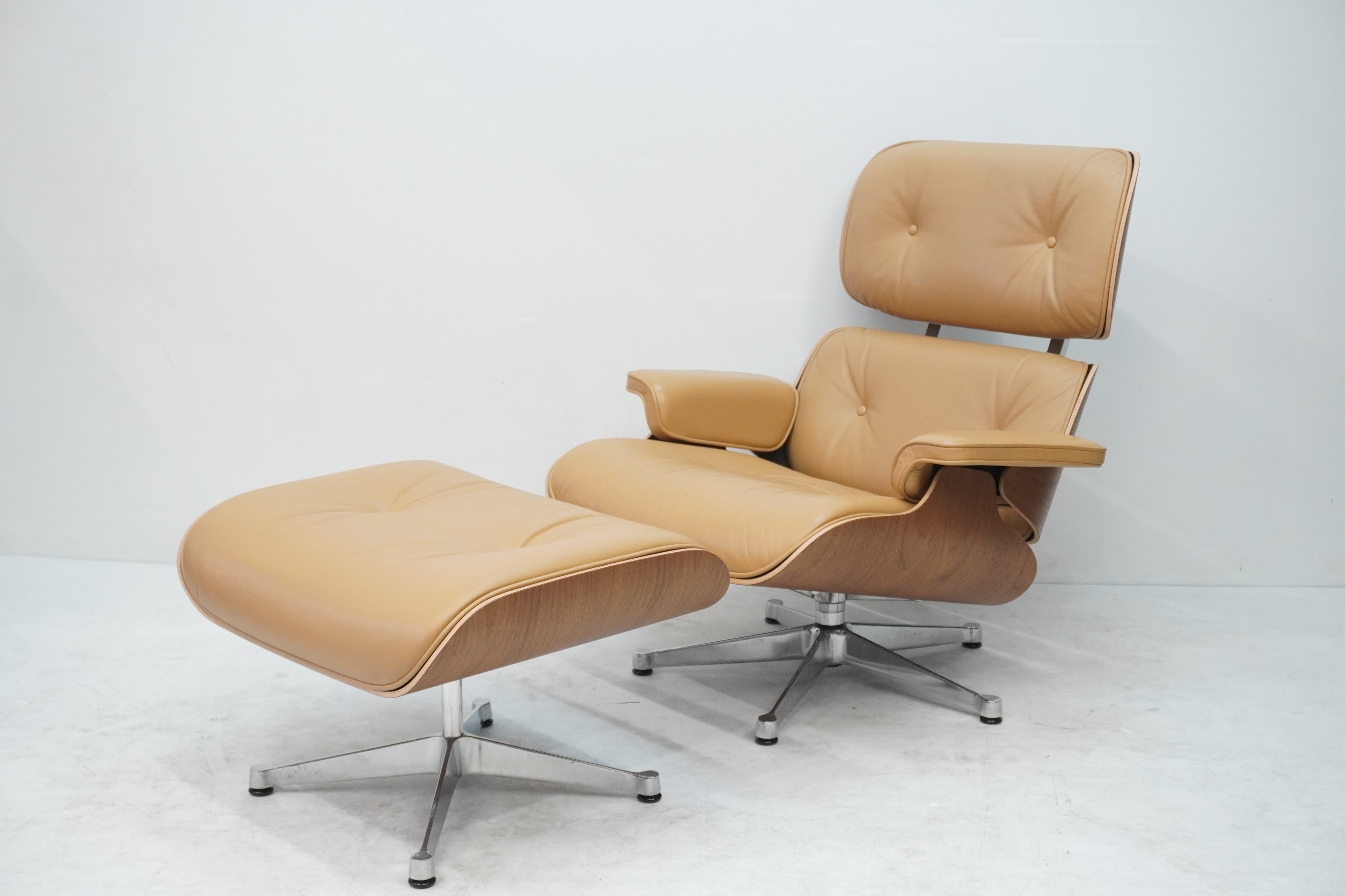Vitra Eames Lounge Chair neue Masse Leder Cognac Nussbaum