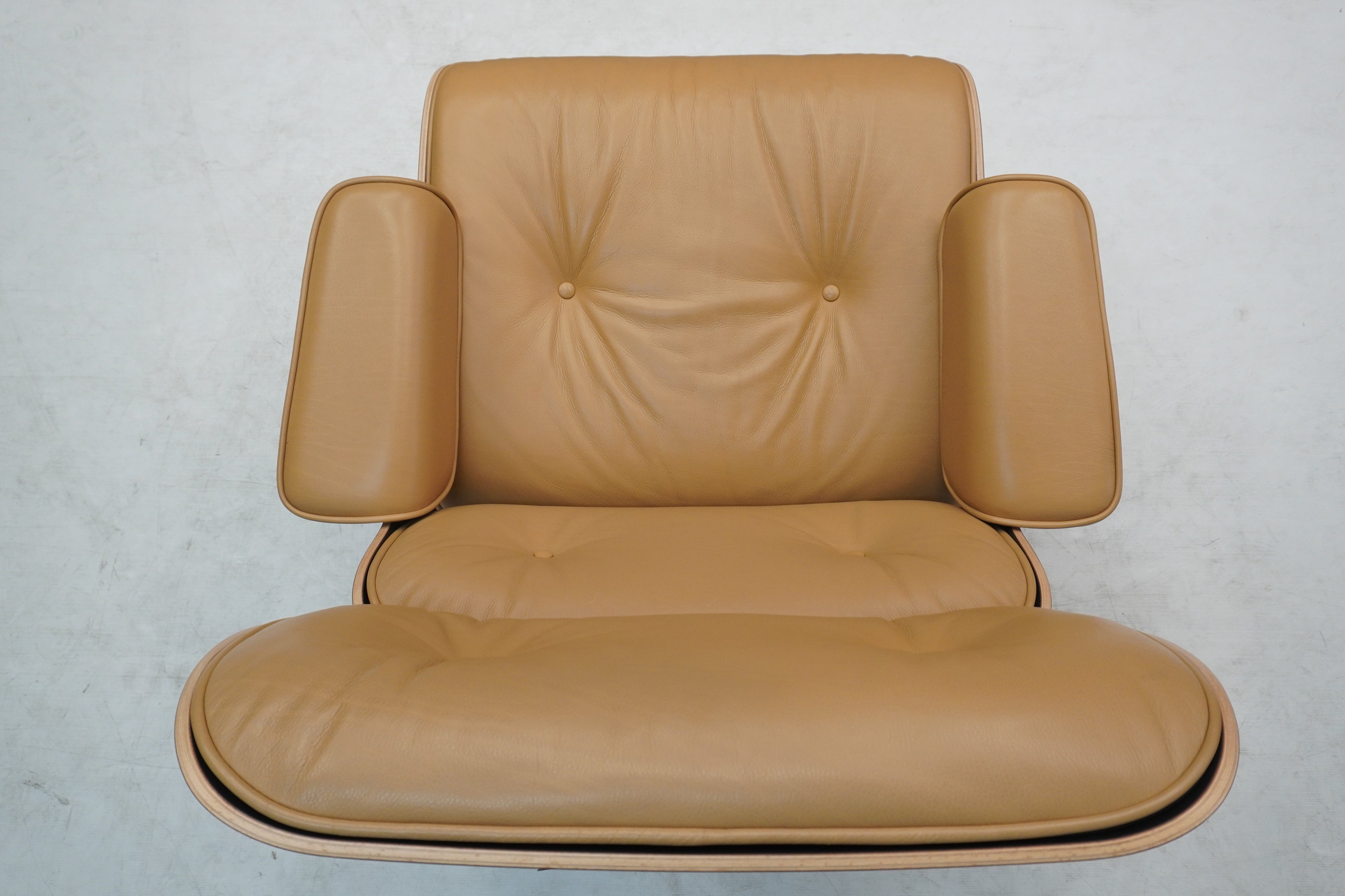 Vitra Eames Lounge Chair neue Masse Leder Cognac Nussbaum