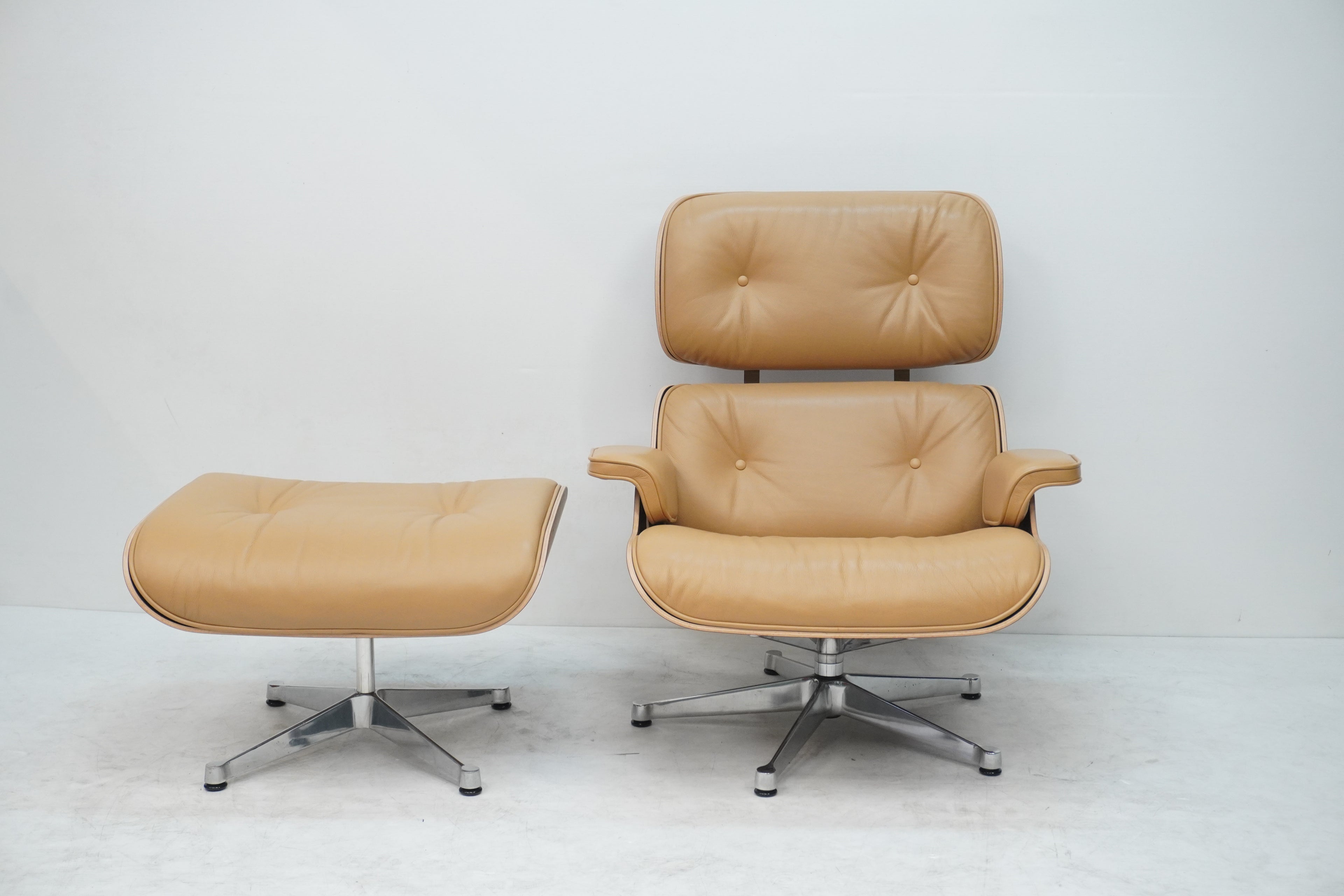 Vitra Eames Lounge Chair neue Masse Leder Cognac Nussbaum