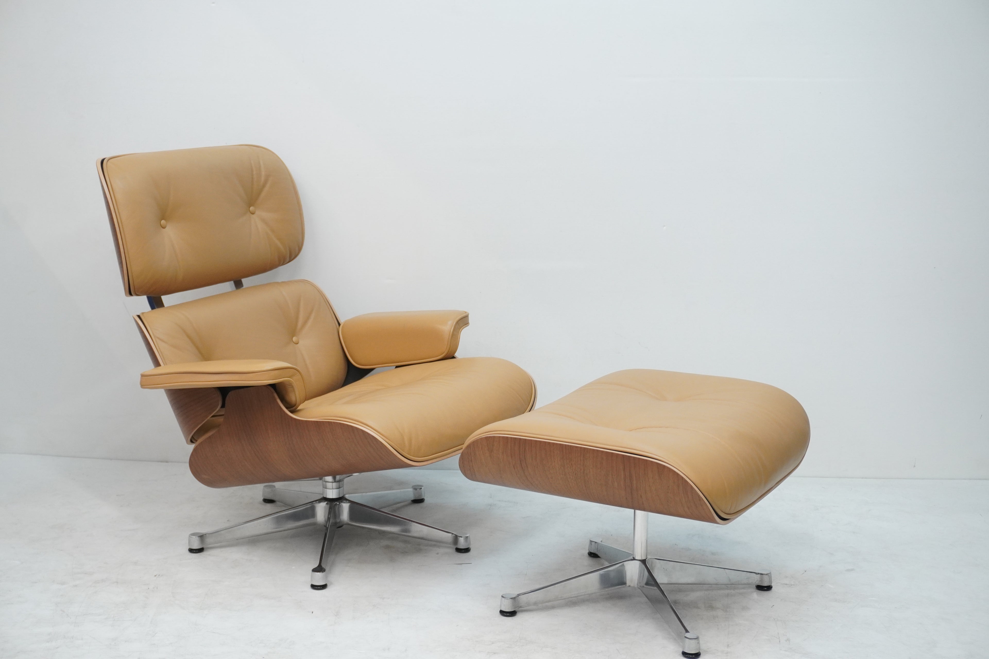 Vitra Eames Lounge Chair neue Masse Leder Cognac Nussbaum