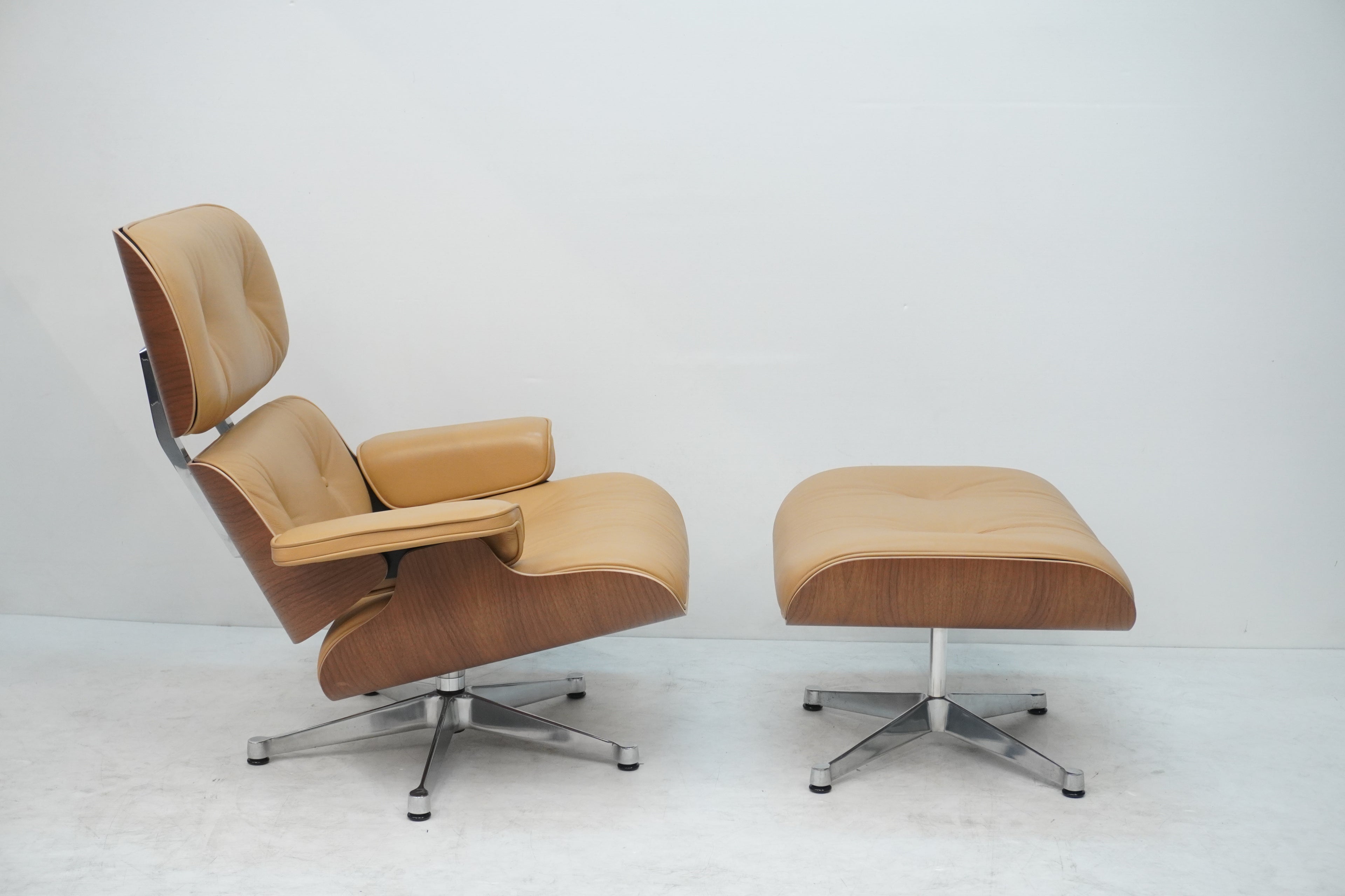 Vitra Eames Lounge Chair neue Masse Leder Cognac Nussbaum