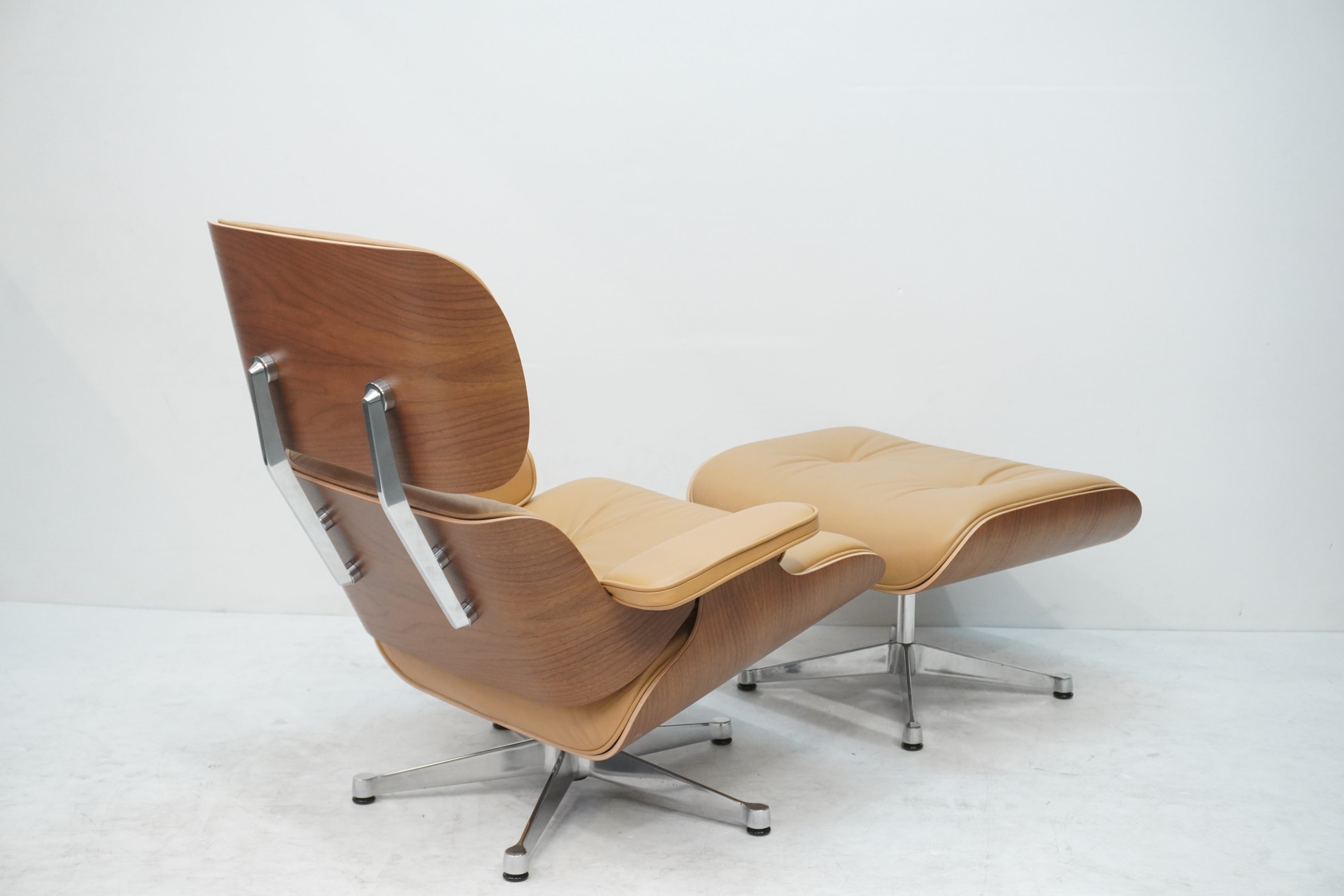 Vitra Eames Lounge Chair neue Masse Leder Cognac Nussbaum