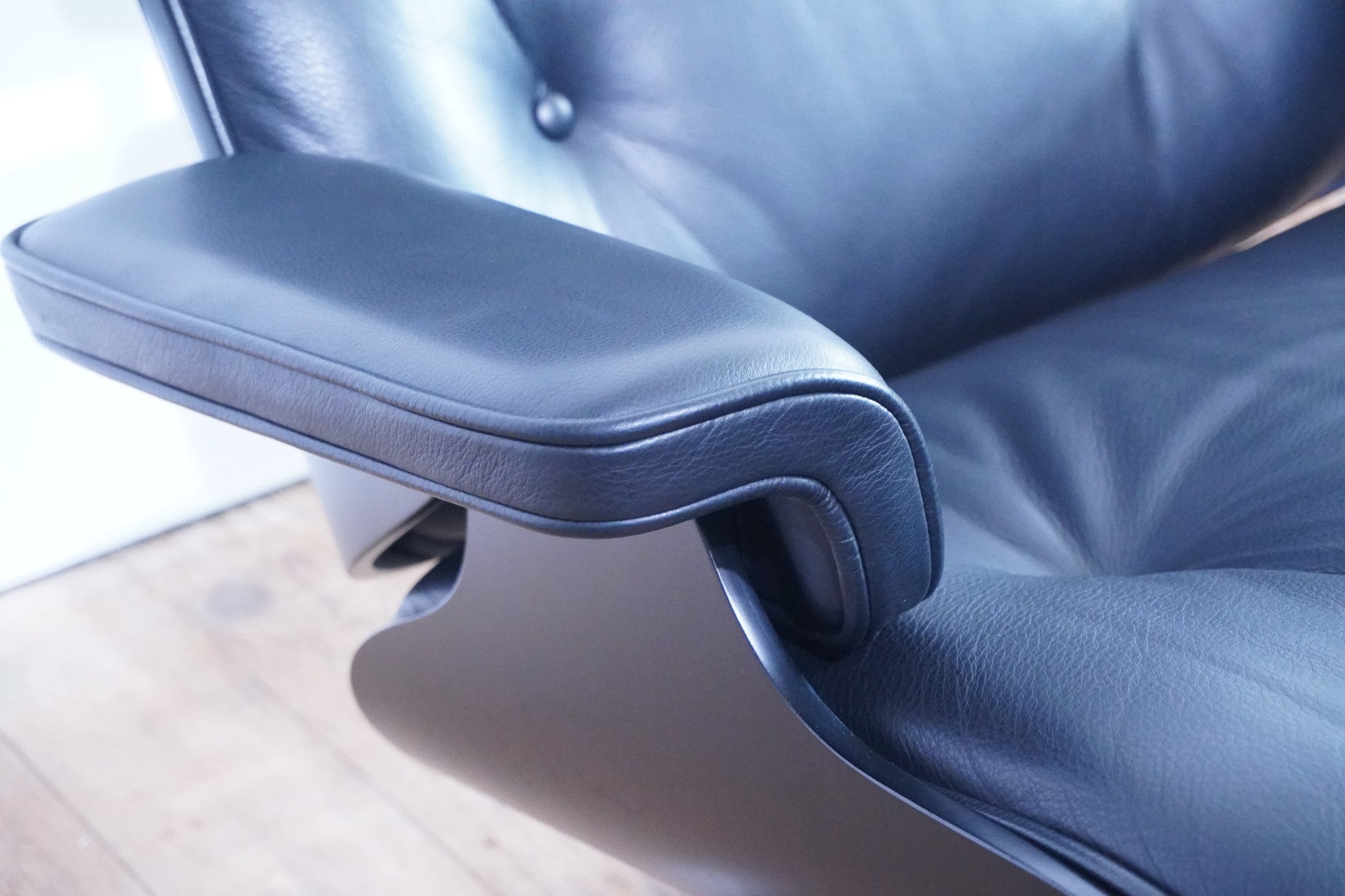 Vitra Eames Lounge Chair neue Masse Leder nero