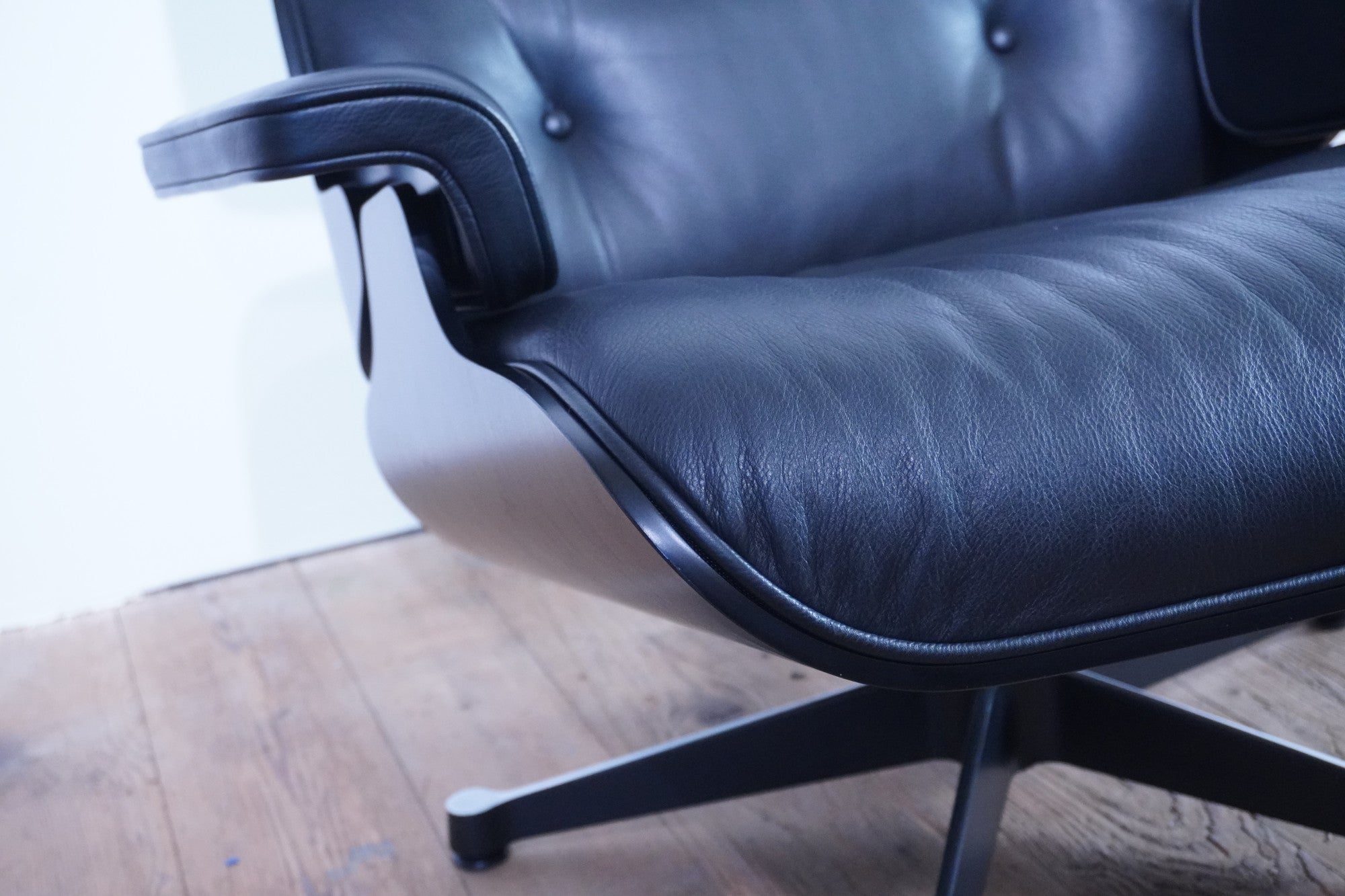 Vitra Eames Lounge Chair neue Masse Leder nero