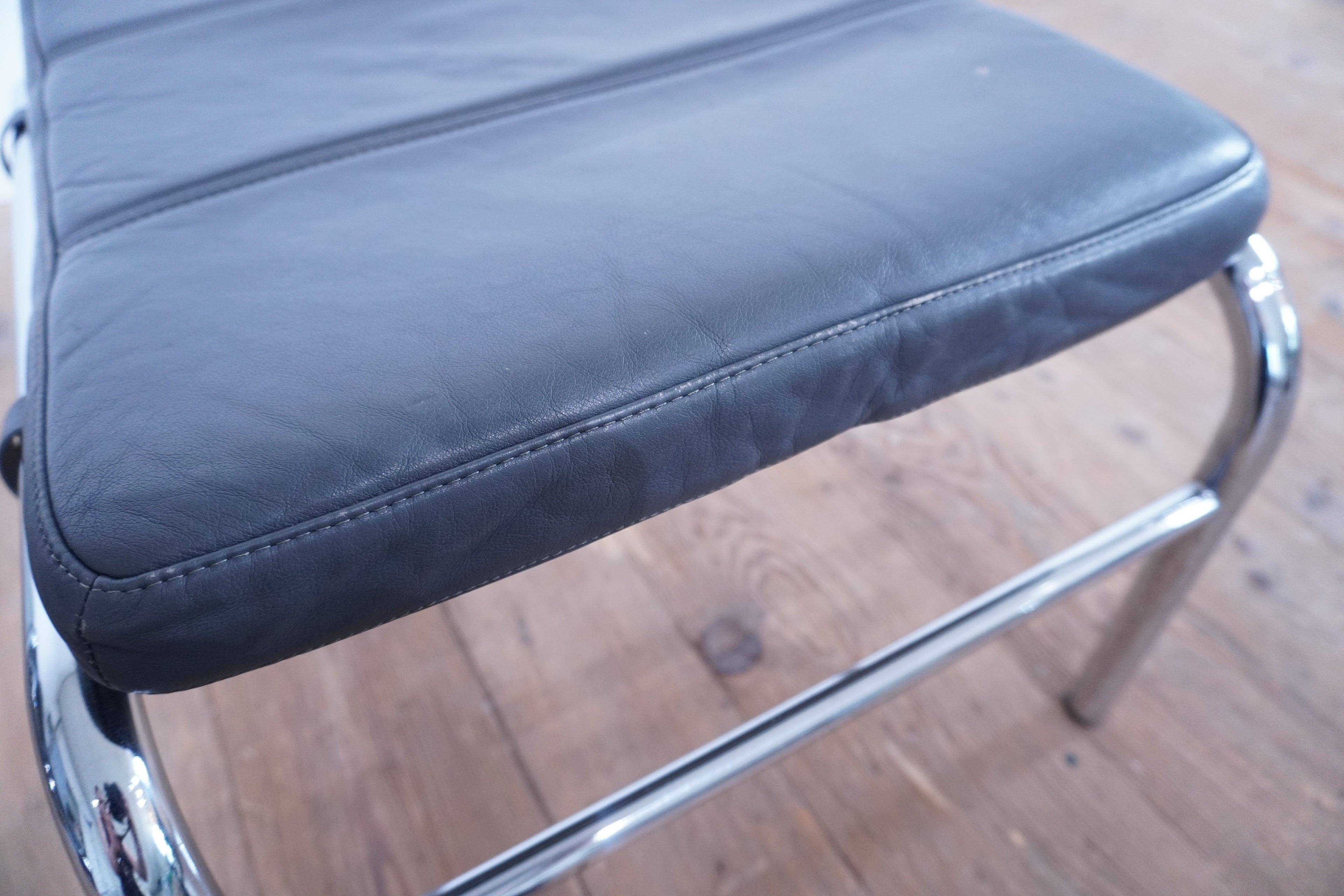Zanotta Genni Lounge Chair Leder dunkelgrau